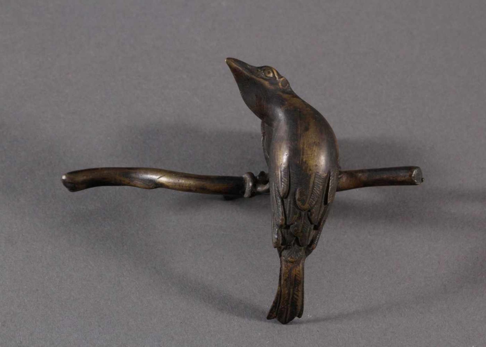 Antike Bronzeskulptur eines Vogels mit dunkler PatinaPlastische Darstellung eines Kolibris auf einem - Bild 4 aus 5