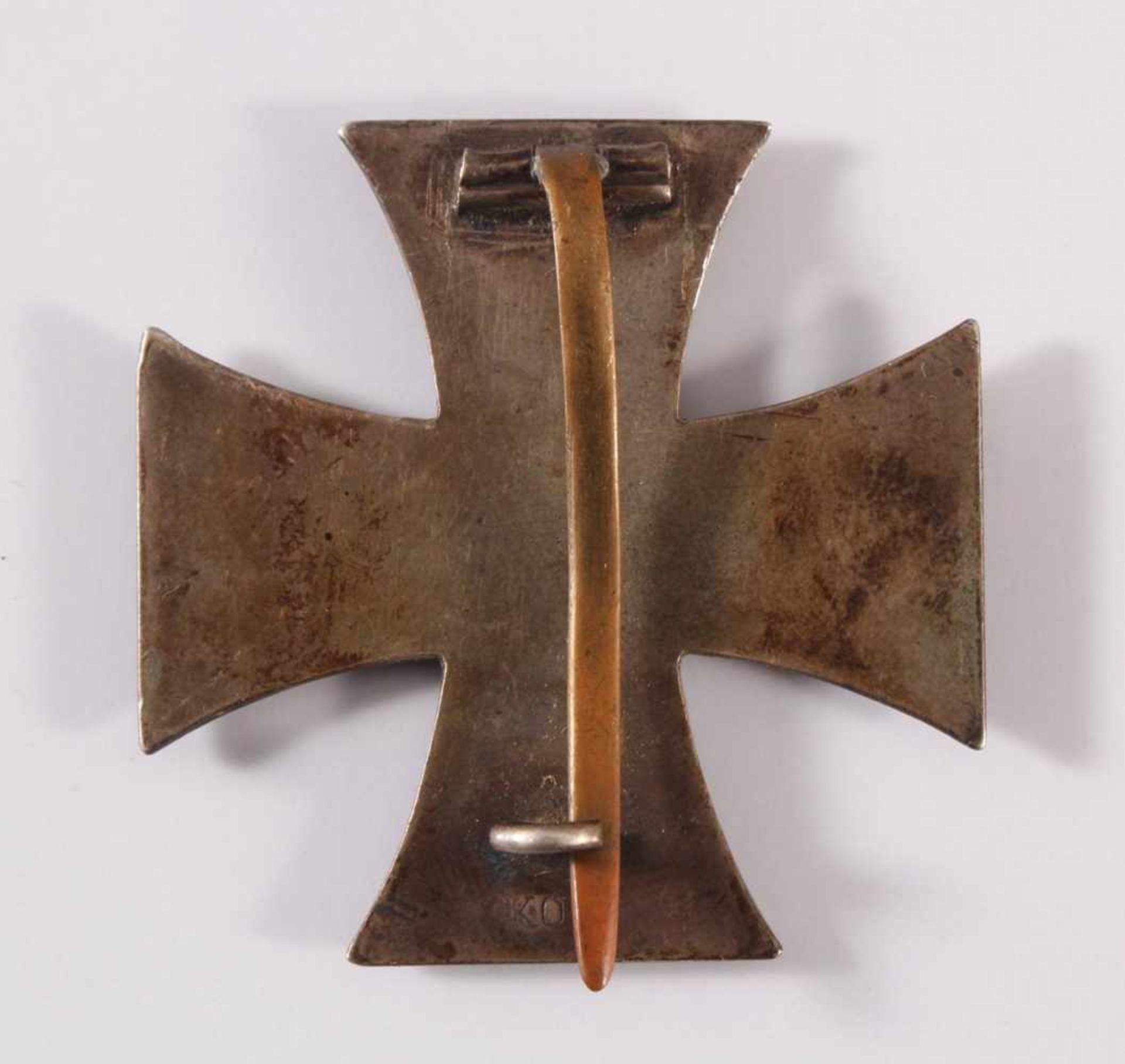 Eisernes Kreuz 1. Klasse 1914 an NadelAuf der Rückseite gepunzt: KO, ca. 4,3 x 4,3 cm.- - -20.00 % - Image 2 of 3