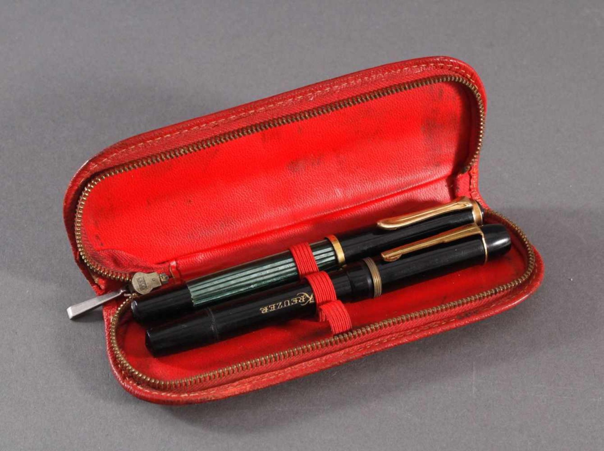 2 Kolbenfüller1x Pelikan 585 Goldfeder, 1x Kreuzer, mit Leder-Etui- - -20.00 % buyer's premium on