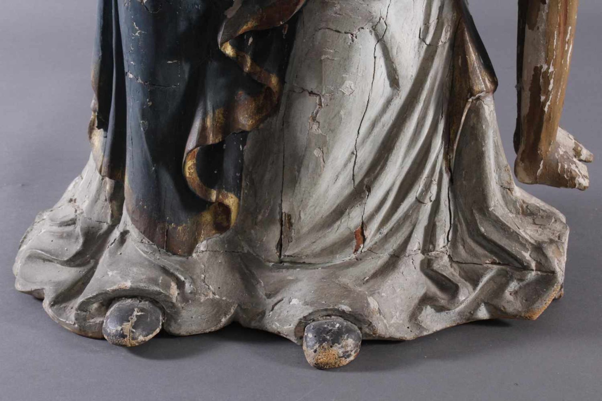 Pieta. 17./18. JahrhundertGroße, schwerer Holzfigur, aus dem Vollholz (wohl Lindenholz) - Bild 11 aus 12