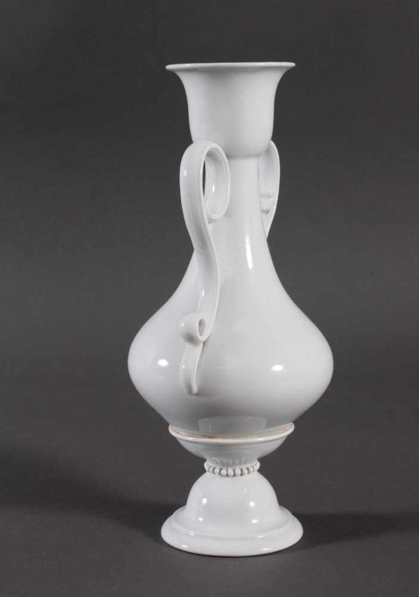 Vase, Meissen 2. Wahl 19. Jh.Weißporzellan, 2-teilig, seitliche Volutenhenkel, blaue Schwertermarke, - Bild 2 aus 2