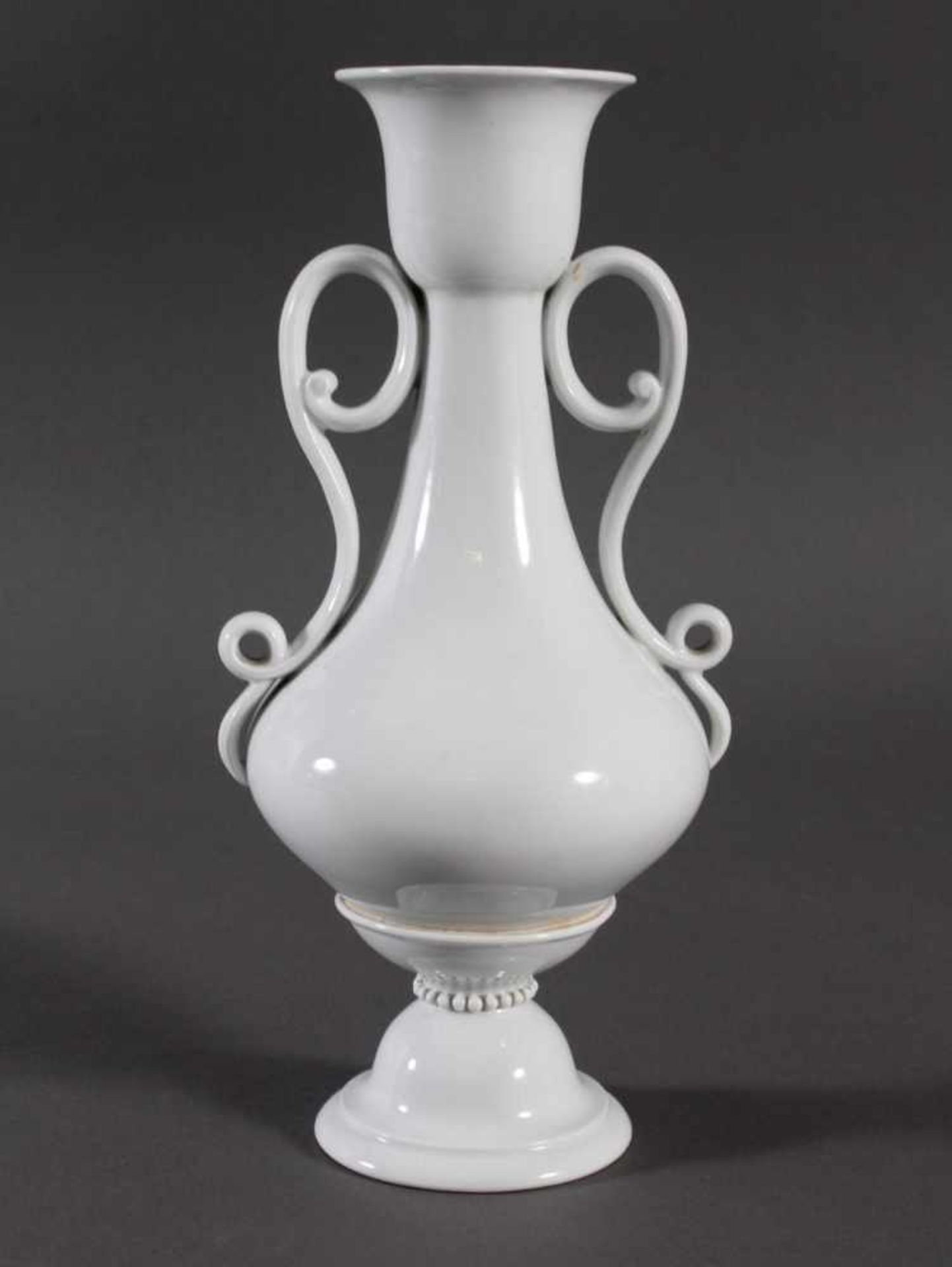 Vase, Meissen 2. Wahl 19. Jh.Weißporzellan, 2-teilig, seitliche Volutenhenkel, blaue Schwertermarke,