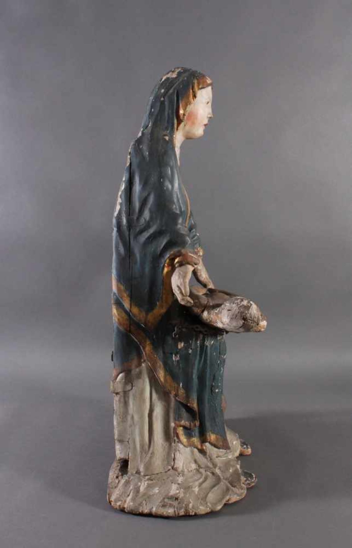 Pieta. 17./18. JahrhundertGroße, schwerer Holzfigur, aus dem Vollholz (wohl Lindenholz) - Bild 3 aus 12