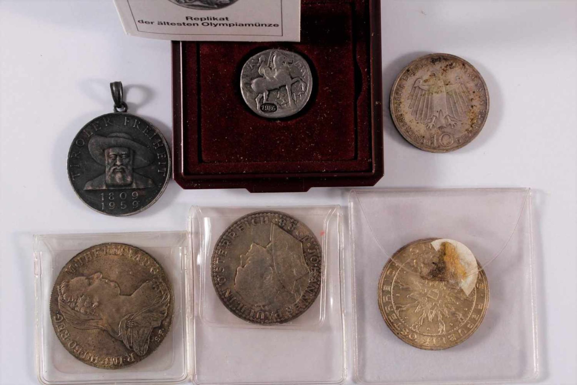 Keine MünzsammlungSilbermünzen: 1x 50 Schilling 1959 gehenkelt, 1x 10 DM Bonn 2000, 1x 100 - Bild 2 aus 2