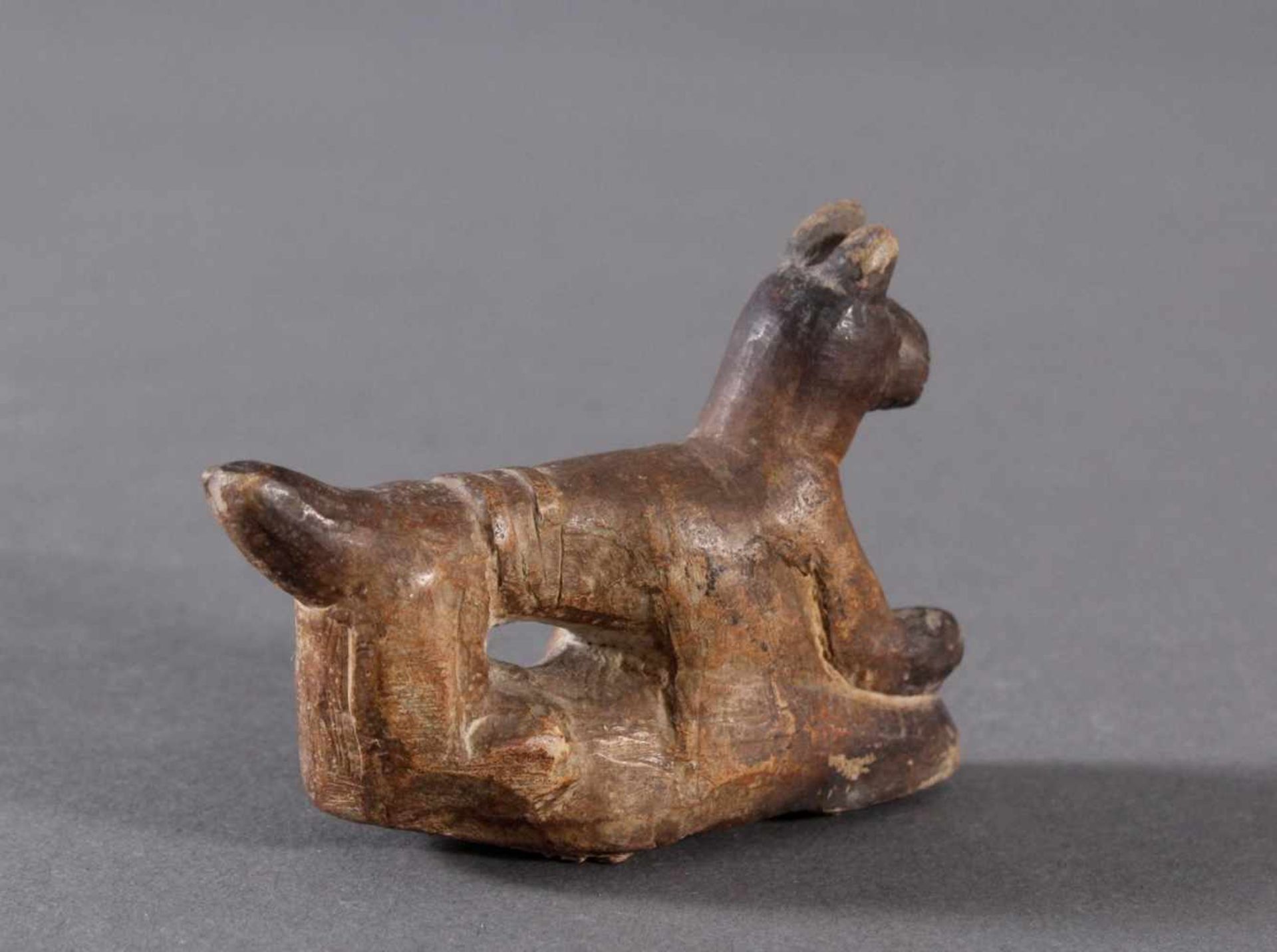 Ausgrabungsobjekt, Hund aus hellem Stein geschnitztPlastische Darstellung eines stehenden Hundes, - Bild 4 aus 6
