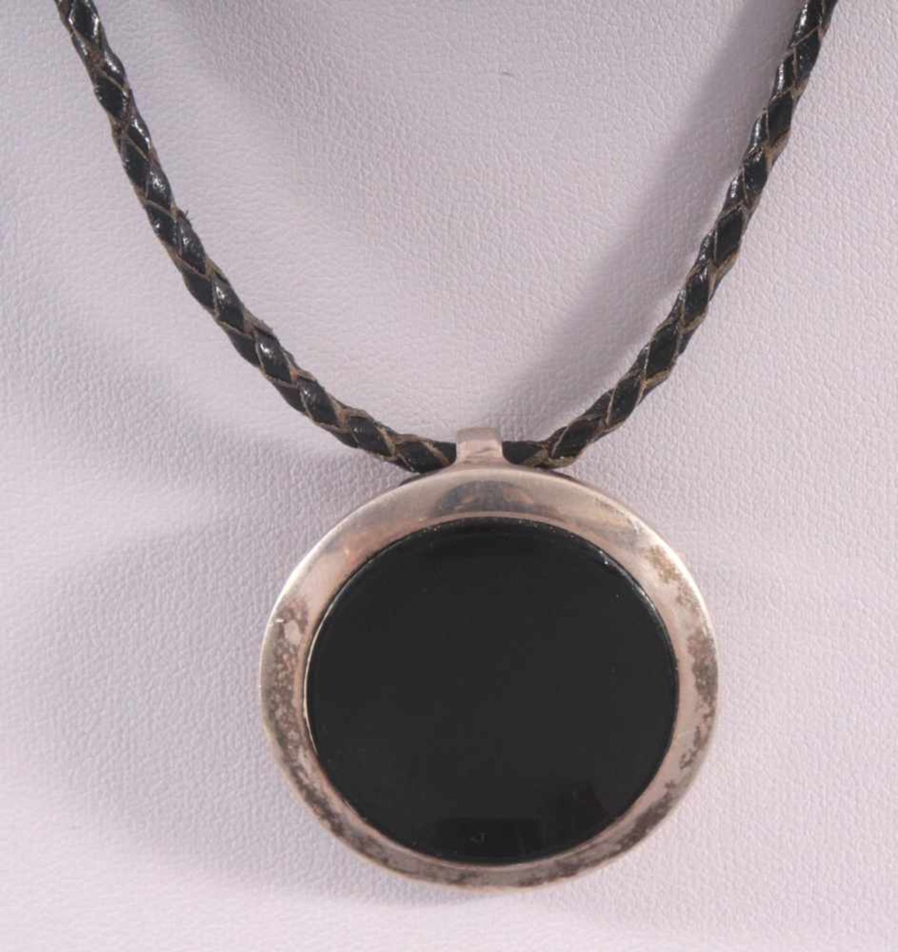 Silberanhänger mit OnyxPunziert 925, großer, runder Onyx (D-2,8 cm), geflochtenes Lederband mit - Bild 2 aus 2