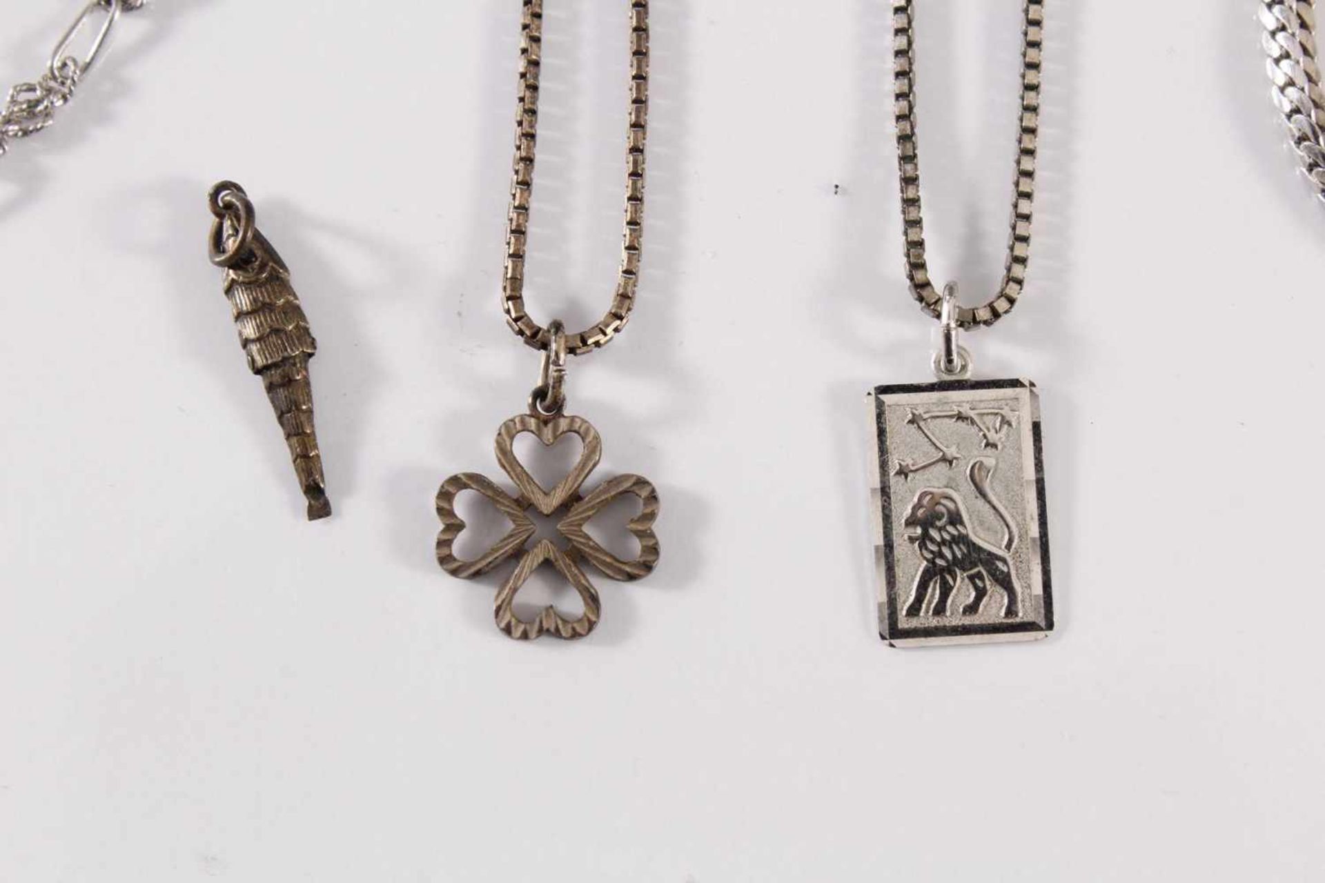 Konvolut Silberschmuck1 Halskette mit Sternzeichenanhänger Löwe, 1 Halskette aus Gliedern und - Bild 4 aus 4