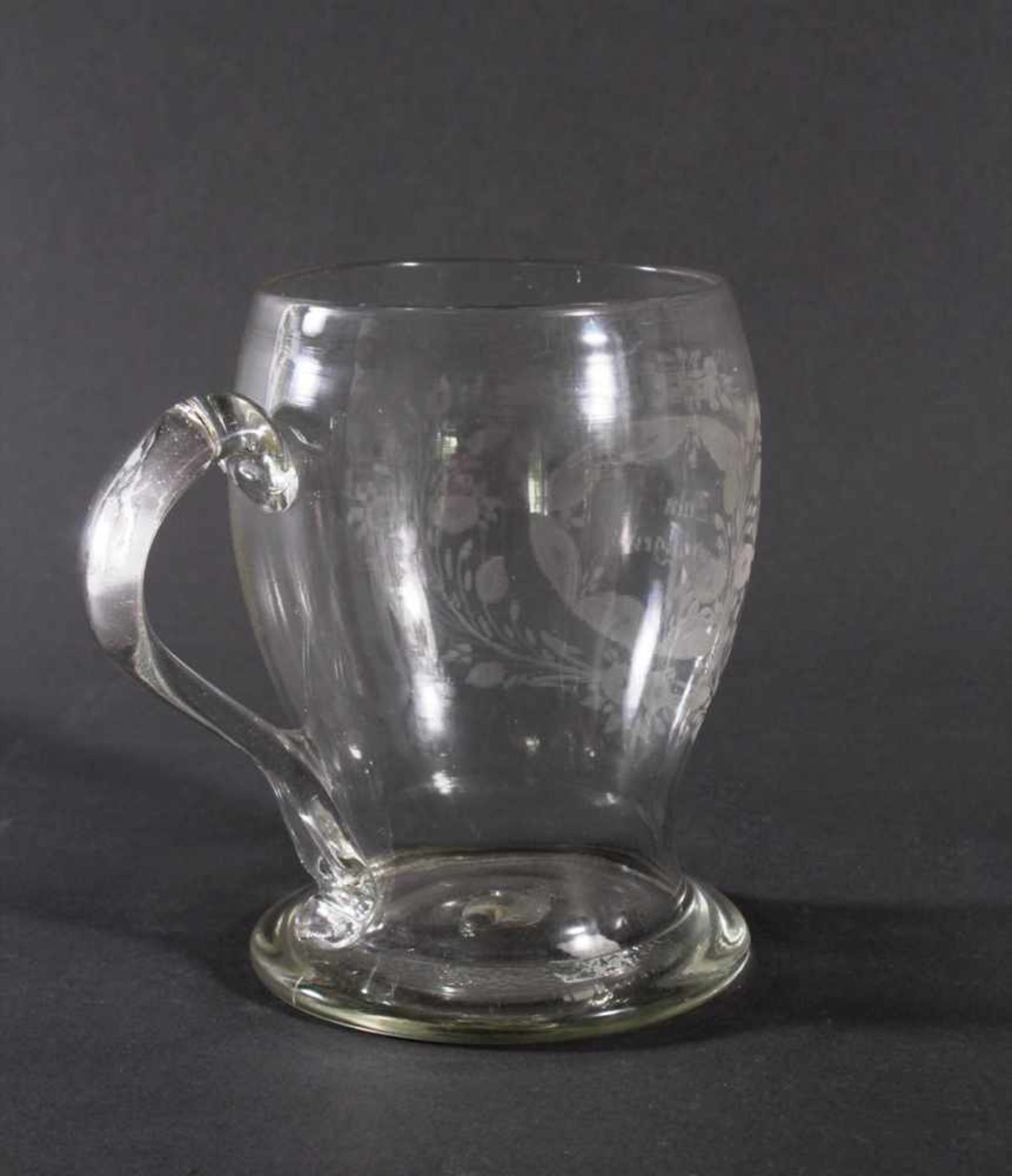 Glaskrug, um 1800Farbloses Glas, bauchige Form, auf der Schauseite im Mattschnitt, stilisiertes - Image 3 of 5
