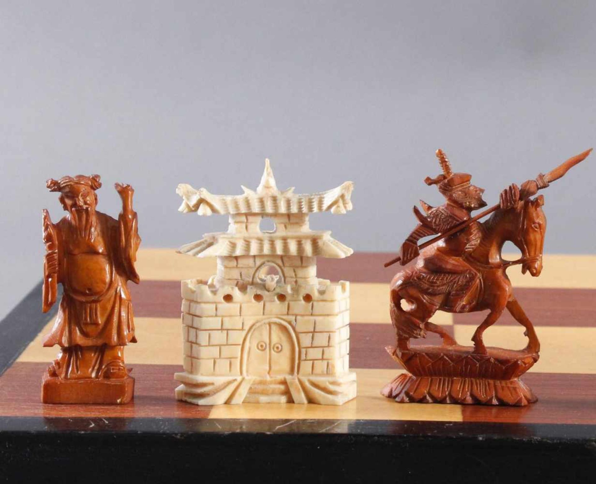Schachspiel, China, 20. Jahrhundert32 Schachfiguren aus Elfenbein, teils eingefärbt, in Ritz- - Image 6 of 9