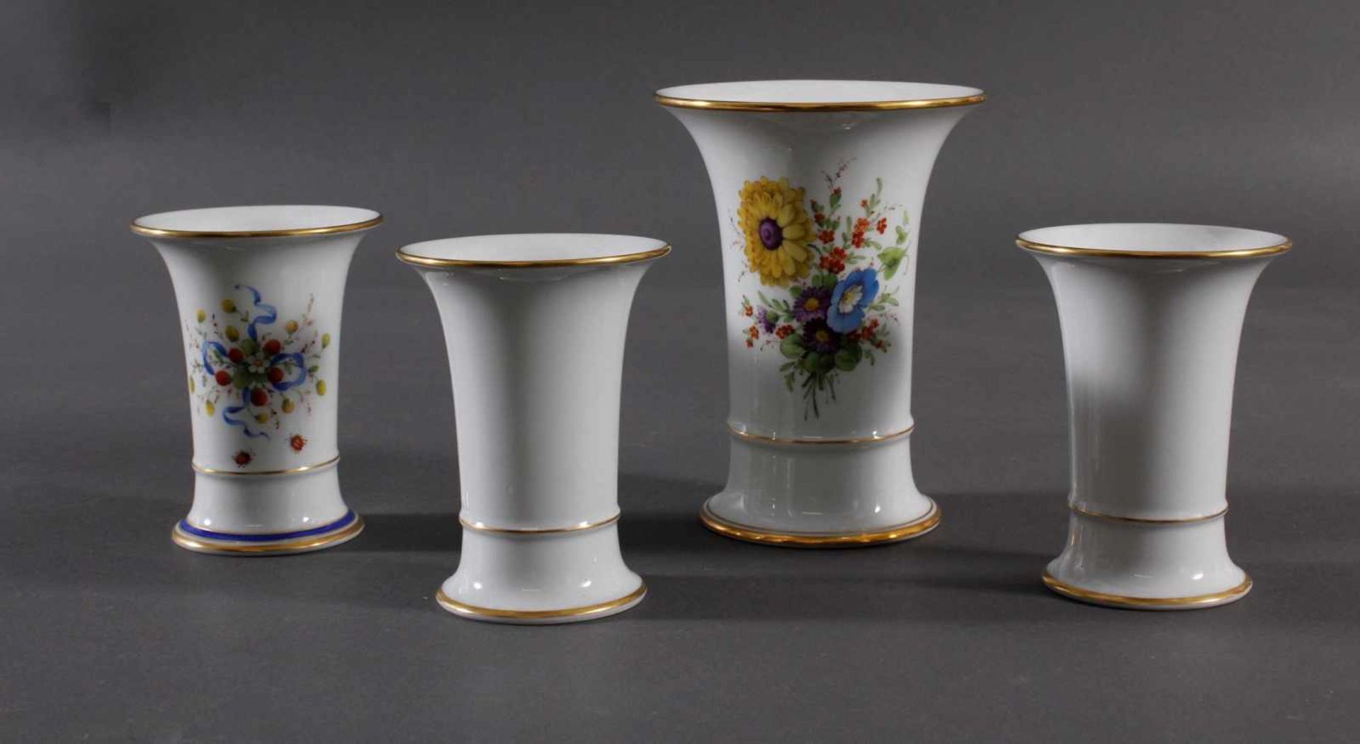 4 Trompetenvasen, Höchster Porzellanmanufaktur, signiert Kurt Schröder (1927 - 2008)Weißporzellan, 2