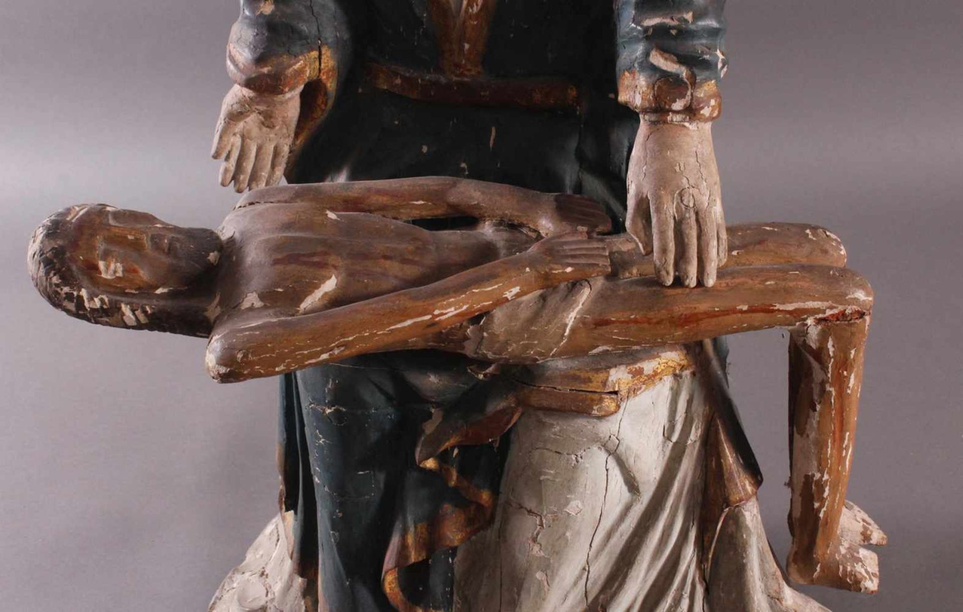 Pieta. 17./18. JahrhundertGroße, schwerer Holzfigur, aus dem Vollholz (wohl Lindenholz) - Bild 10 aus 12