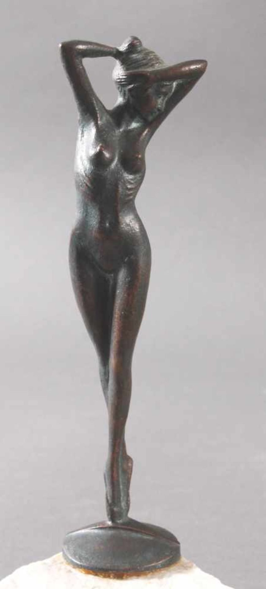 Guido Mariani (1950), tänzerischer AktBronzefigur auf rundem Sockel, im Sockel signiert. Auf Stein - Bild 2 aus 6