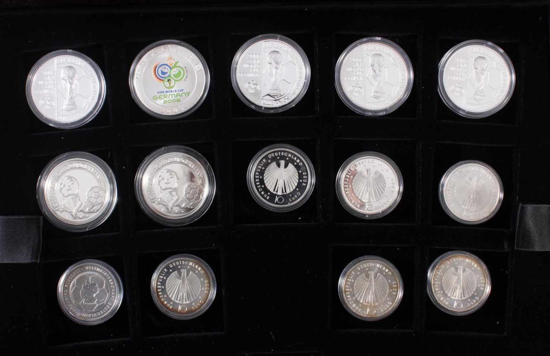 Die offiziellen Silber-Gedenkmünzen der Fifa Fußballweltmeisterschaft Deutschland 2006Alle in PP, - Bild 4 aus 7