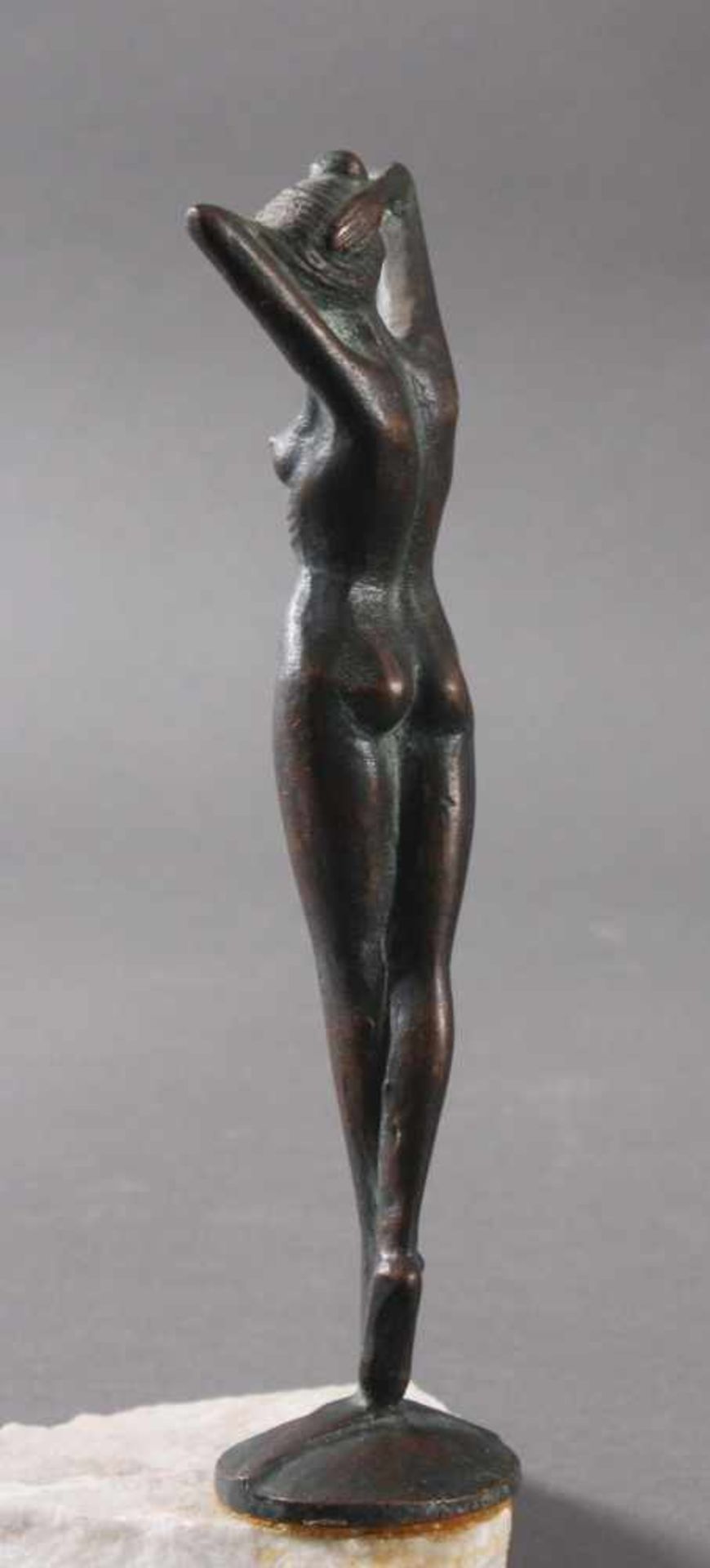 Guido Mariani (1950), tänzerischer AktBronzefigur auf rundem Sockel, im Sockel signiert. Auf Stein - Bild 4 aus 6