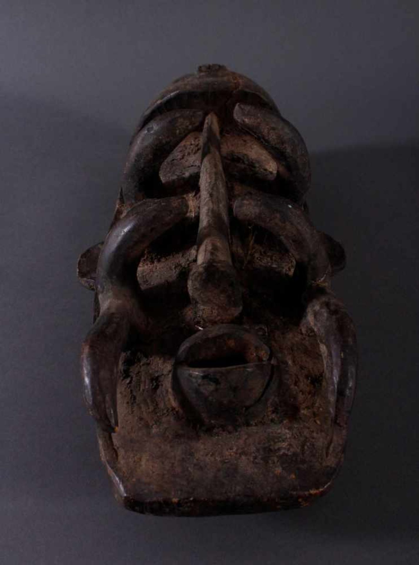 Antike Maske der Bete, 1. Hälfte 20. Jh.Aus dem Vollolzn geschnitzt, Farbreste, Verkrustungen, ca. - Image 4 of 6