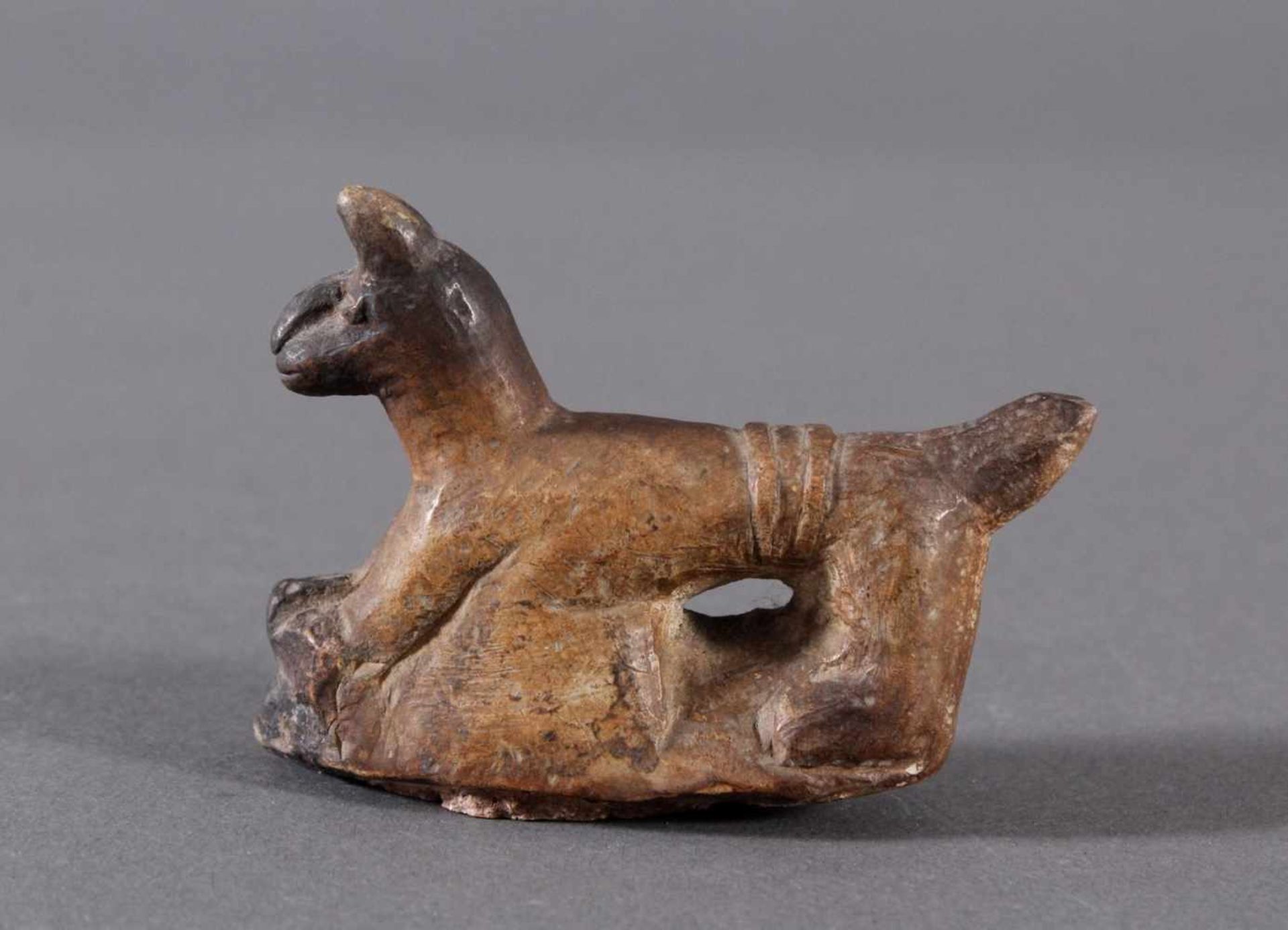 Ausgrabungsobjekt, Hund aus hellem Stein geschnitztPlastische Darstellung eines stehenden Hundes, - Bild 3 aus 6