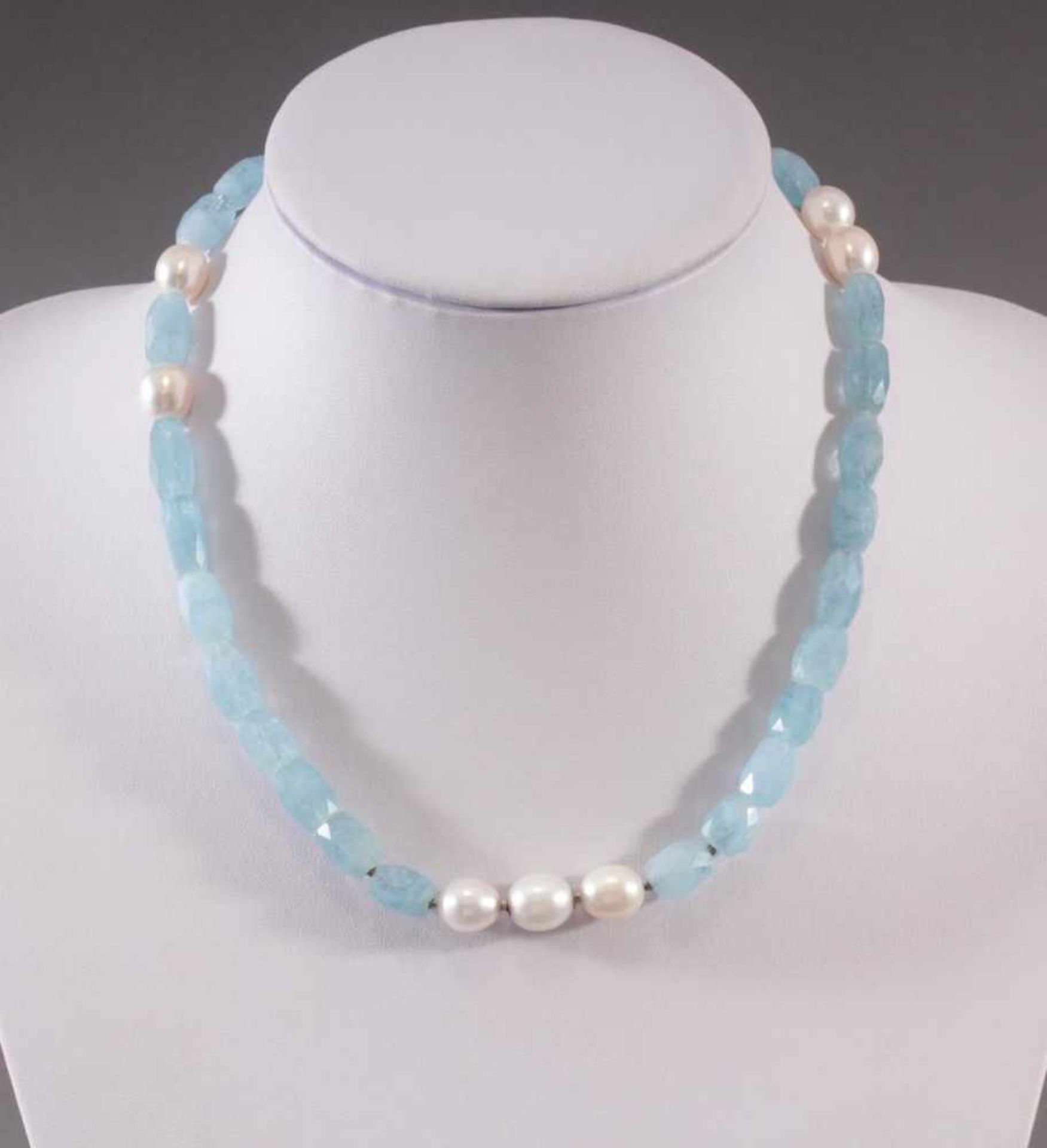 Halskette aus Aquamarinen und PerlenAus 30 facettierten Aquamarinen (L-1 und 1,5 cm) und 7 Perlen (