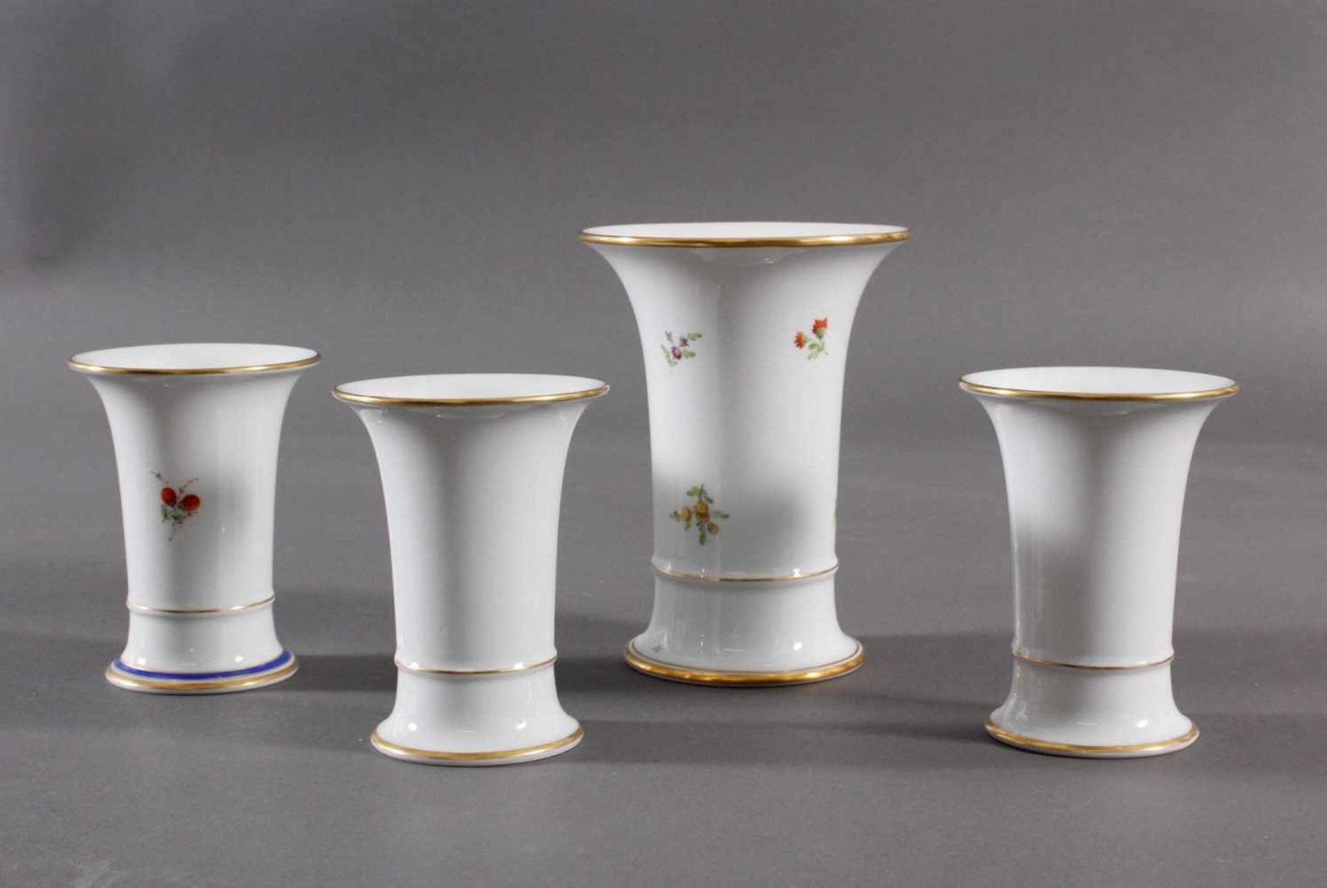 4 Trompetenvasen, Höchster Porzellanmanufaktur, signiert Kurt Schröder (1927 - 2008)Weißporzellan, 2 - Bild 2 aus 3