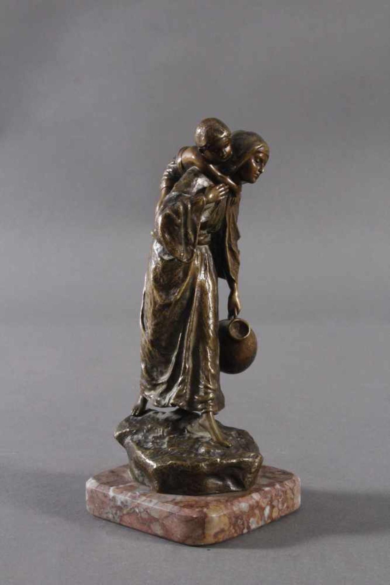 Andor Ruff (1895-1951)Mutter und Kind um 1925. Bronze patiniert auf Marmorsockel.Höhe mit Sockel ca. - Bild 2 aus 6