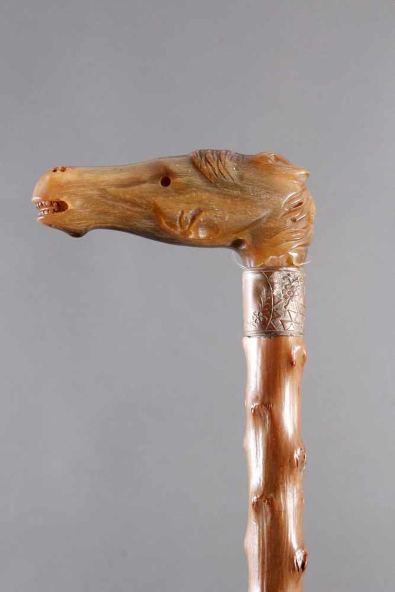Spazierstock mit Pferdekopf aus HornSchlehen Holz/Horn, geschnitzt, in Form eines Pferdekopfes (