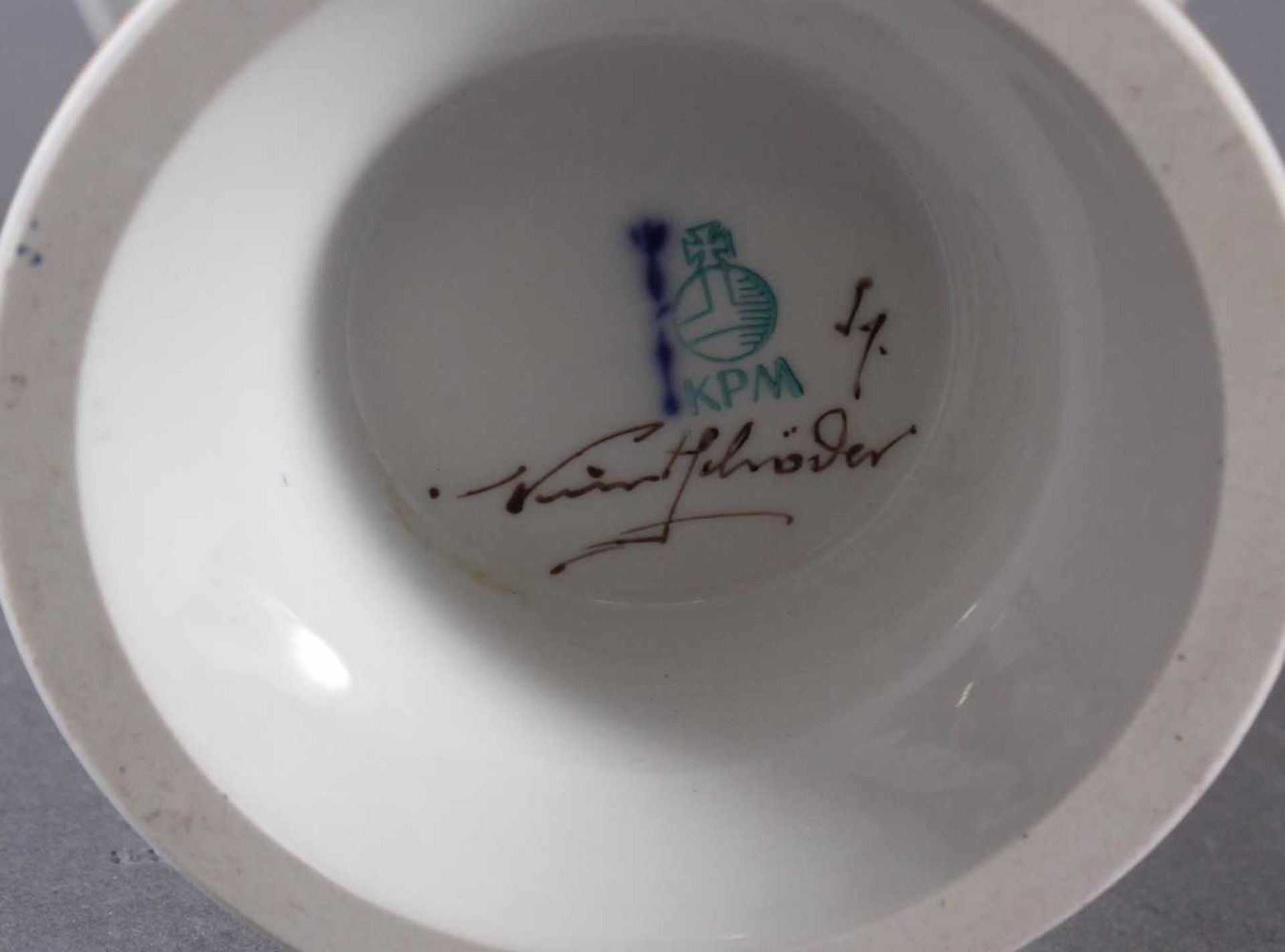 Vase KPM Berlin, signiert Kurt SchröderTrompetenform, Weißporzellan, polychrome Blumenbemalung, - Bild 6 aus 6