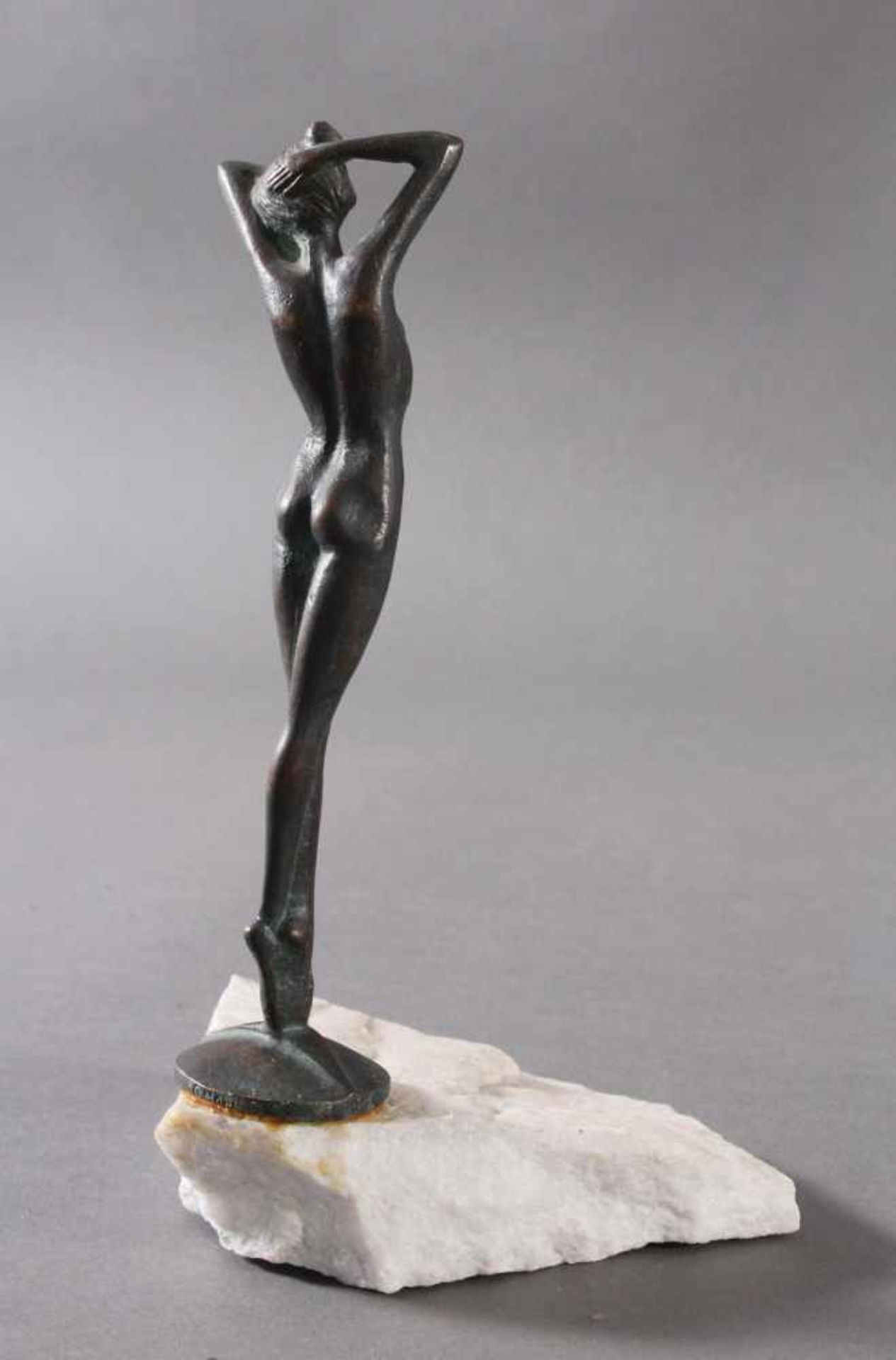 Guido Mariani (1950), tänzerischer AktBronzefigur auf rundem Sockel, im Sockel signiert. Auf Stein - Bild 5 aus 6