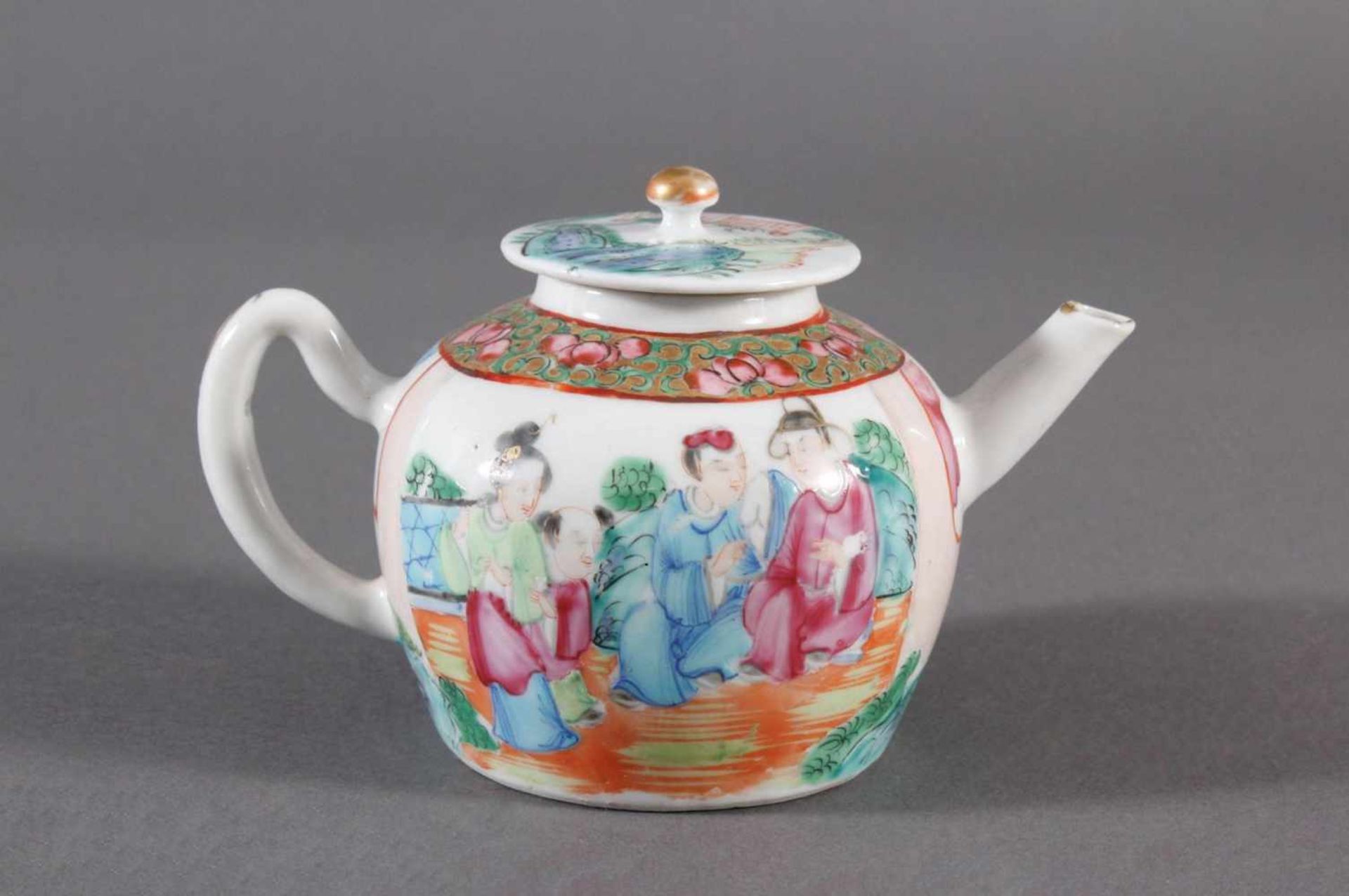 Teekännchen, China um 1920Porzellan polychrom bemalt mit Goldstaffage. Partiell berieben, sonst sehr - Bild 4 aus 6