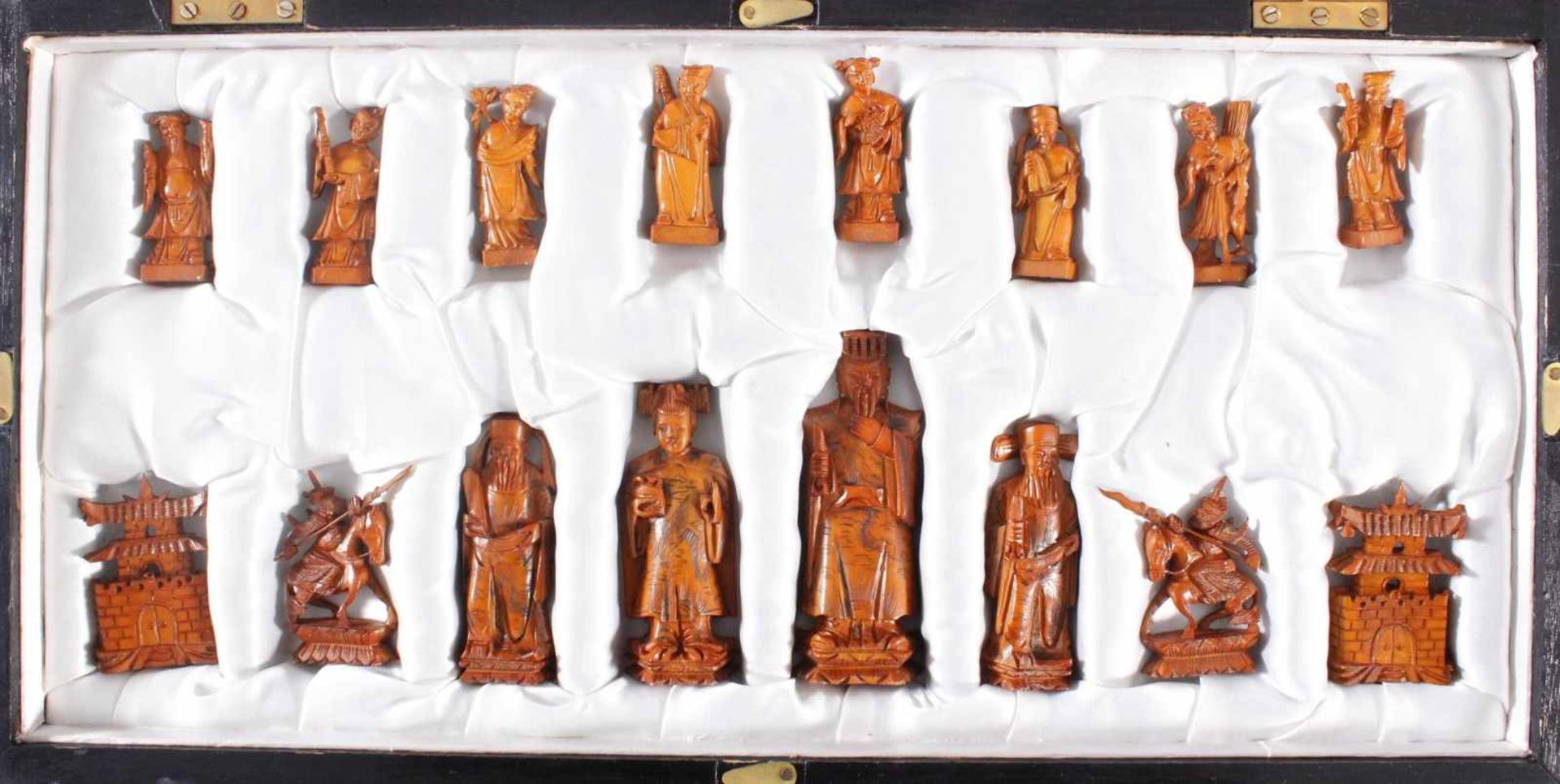 Schachspiel, China, 20. Jahrhundert32 Schachfiguren aus Elfenbein, teils eingefärbt, in Ritz- - Image 3 of 9