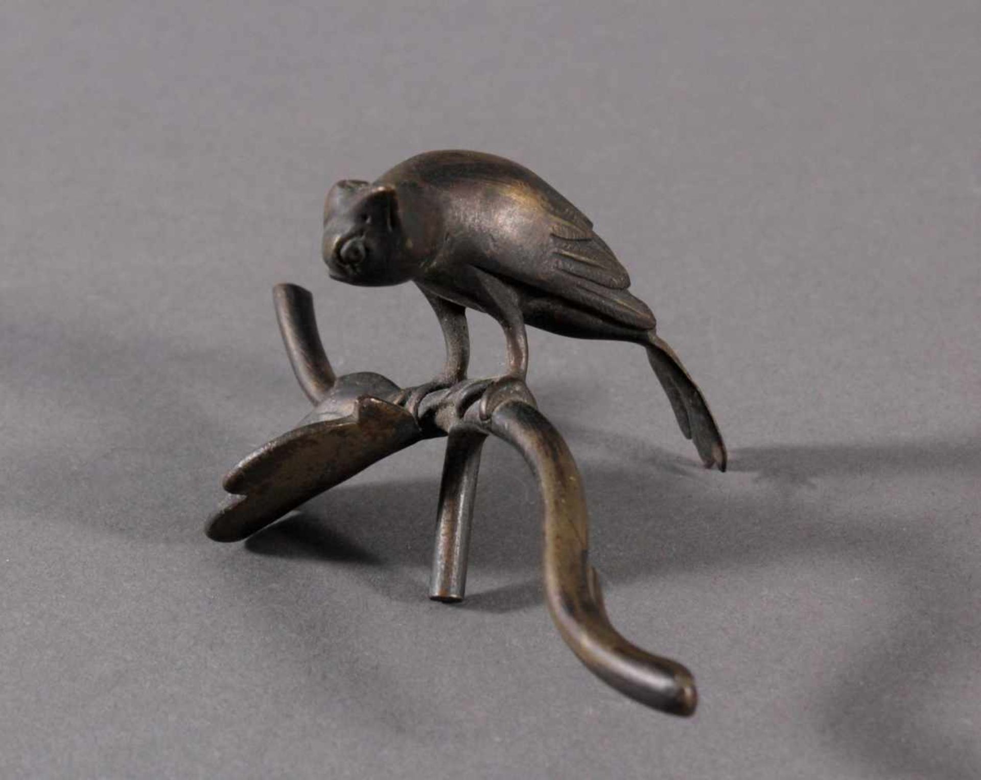 Antike Bronzeskulptur eines Vogels mit dunkler PatinaPlastische Darstellung eines Kolibris auf einem