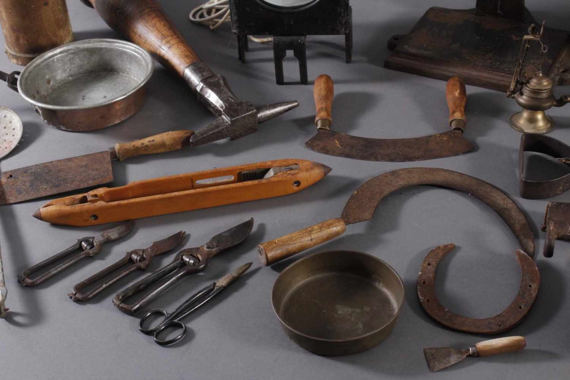 Antike Werkzeuge, Gebrauchs- und Dekorationsgegenstände1 Amboss ca. Höhe 62 cm. 1 Ölkanne. 1 - Bild 3 aus 4