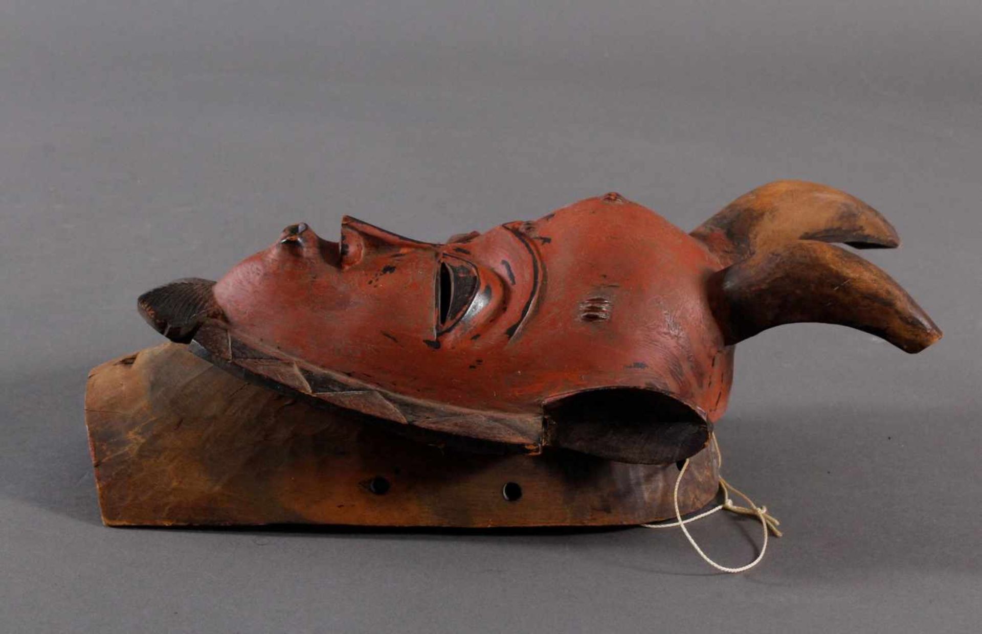 Maske der Baule, ElfenbeinküsteHolz geschnitzt, rot-schwarz gefärbt, Narbentatauierungen, mit - Bild 4 aus 6