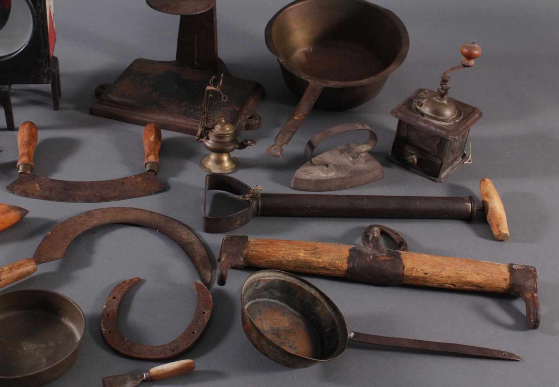 Antike Werkzeuge, Gebrauchs- und Dekorationsgegenstände1 Amboss ca. Höhe 62 cm. 1 Ölkanne. 1 - Bild 2 aus 4
