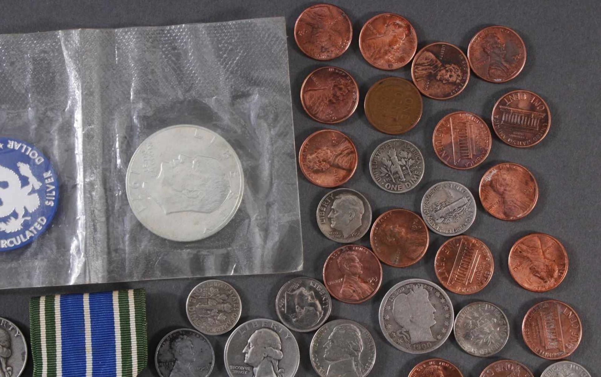 Kleine Münzsammlung USA4x 1971. 2x 1972. 5x 1976 und 1x 1977. 1 Half Dollar 1968 gehenkelt, viele - Bild 2 aus 6