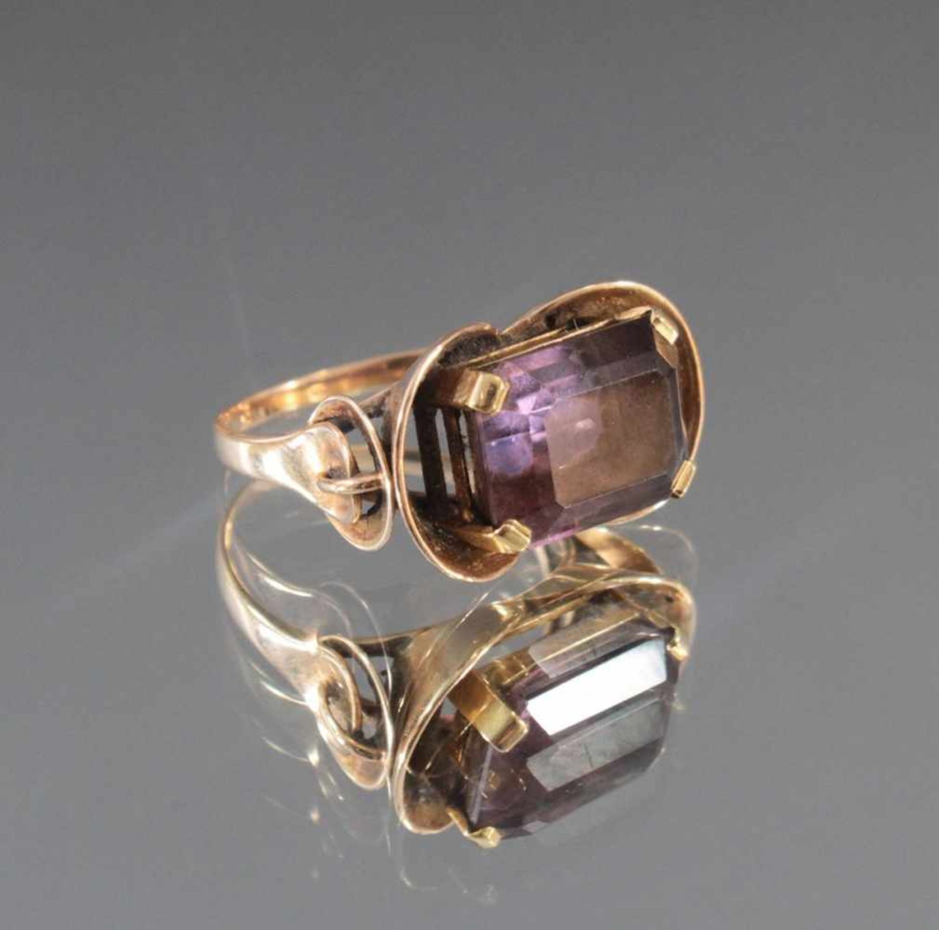 Damenring mit Amethyst aus 14 Karat GelbgoldZentral gefasster Amethyst im Baguetteschliff ca. 1,45 x