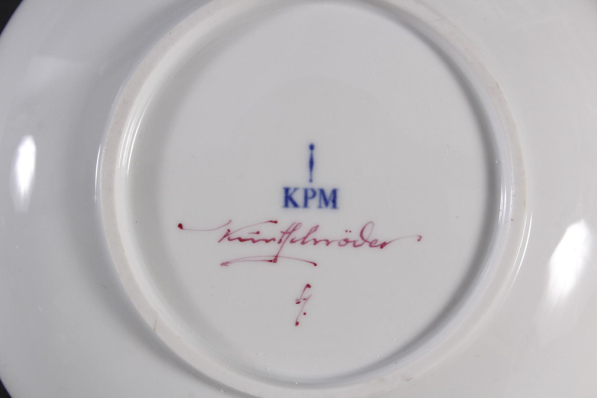 Cabarettschale, KPM Berlin, signiert Kurt SchröderOvale Form mit mittigem Henkel, Henkel mit roter - Image 3 of 4