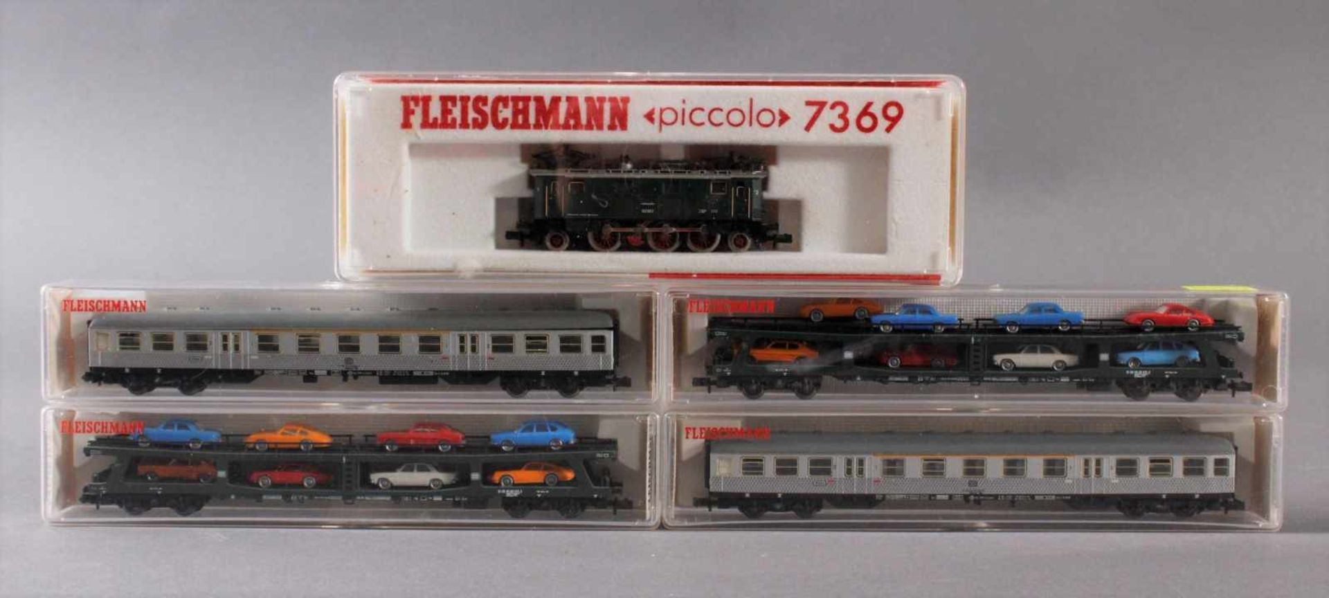 Fleischmann Piccolo E-Lok 7369 mit 2 Personen - und 2 GüterwaggonsModellnummer der Waggons, 8122,