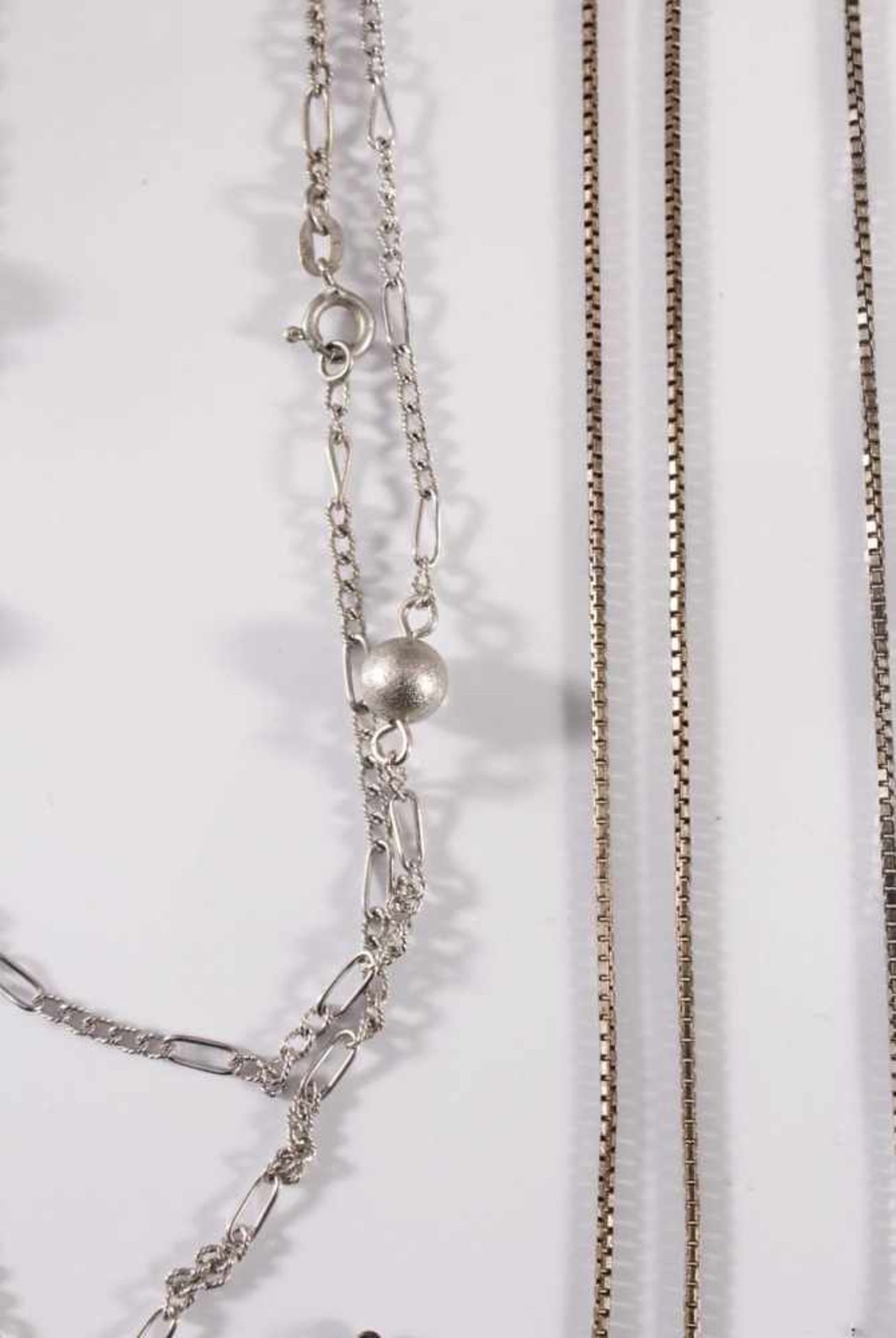 Konvolut Silberschmuck1 Halskette mit Sternzeichenanhänger Löwe, 1 Halskette aus Gliedern und - Bild 2 aus 4