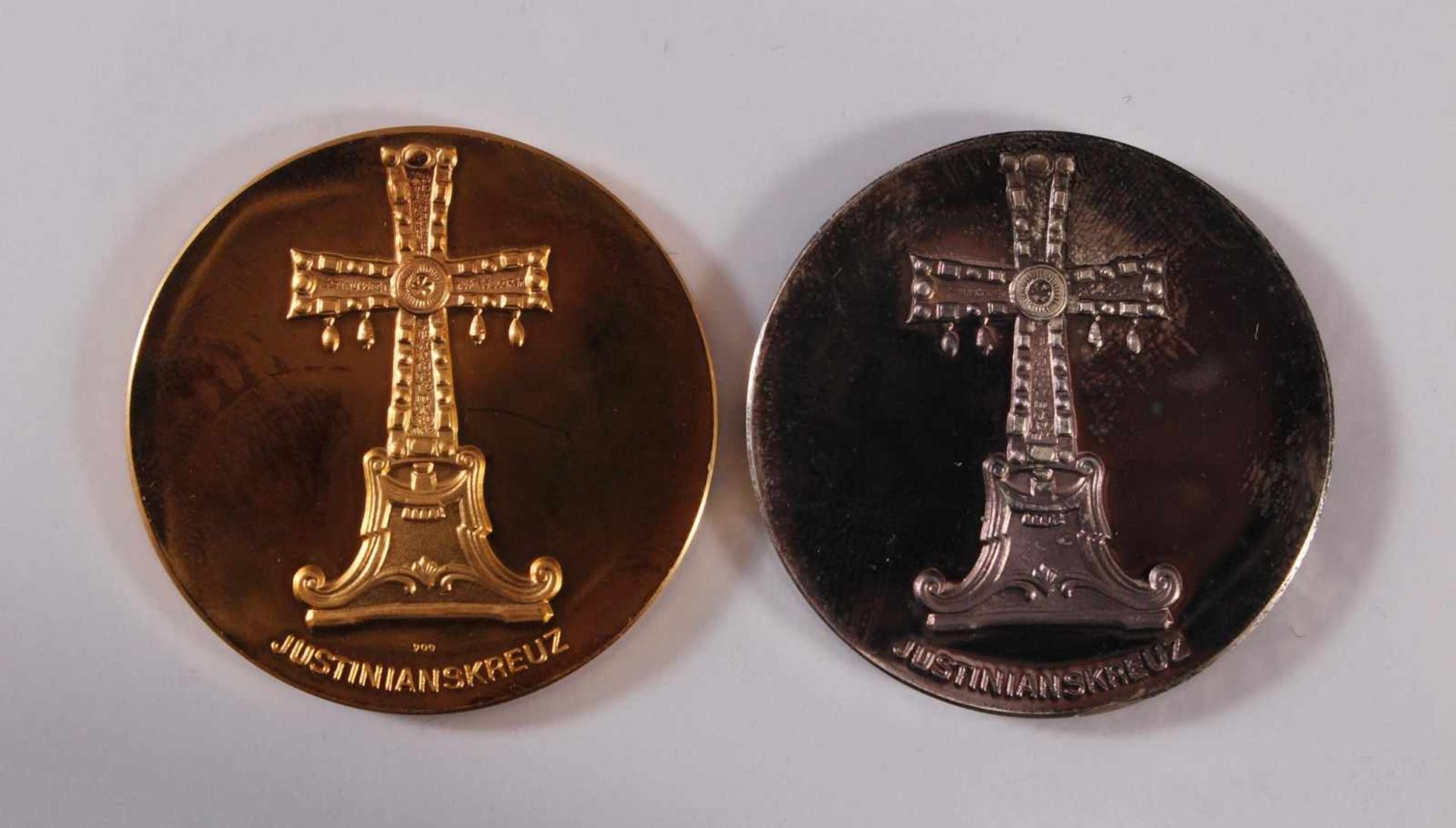 Gold- und Silbermedaille Paul VI. 1897 - 1978, Justinianskreuz900er Gold, D-4 cm. 33,6 g. - Bild 2 aus 2
