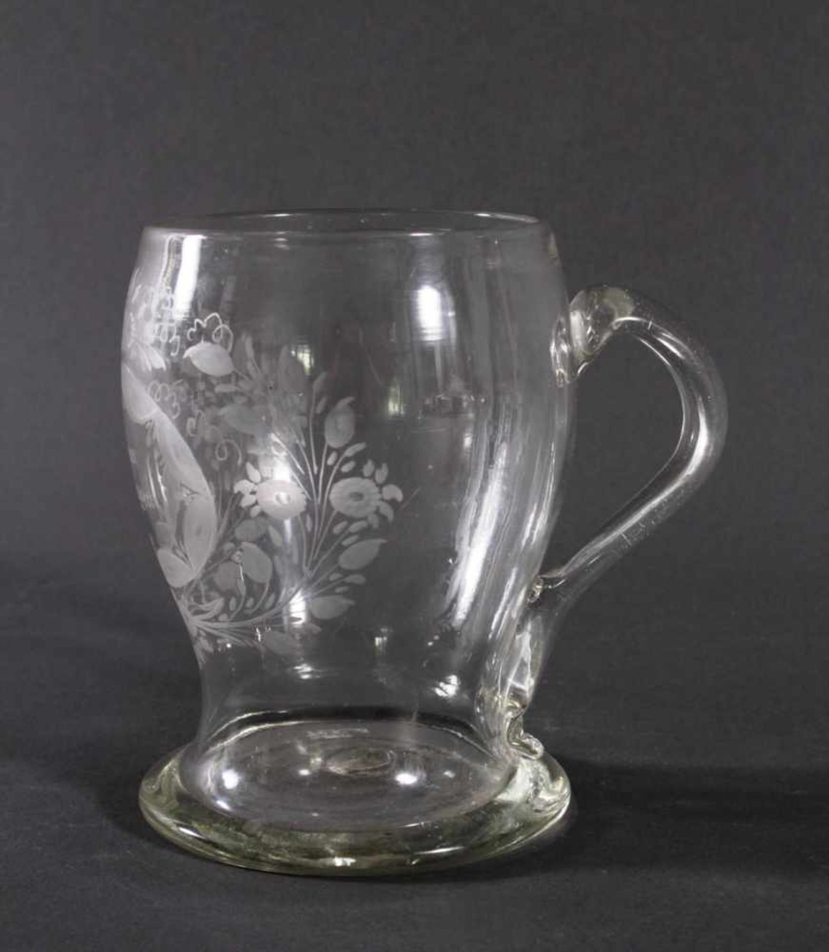 Glaskrug, um 1800Farbloses Glas, bauchige Form, auf der Schauseite im Mattschnitt, stilisiertes - Image 2 of 5
