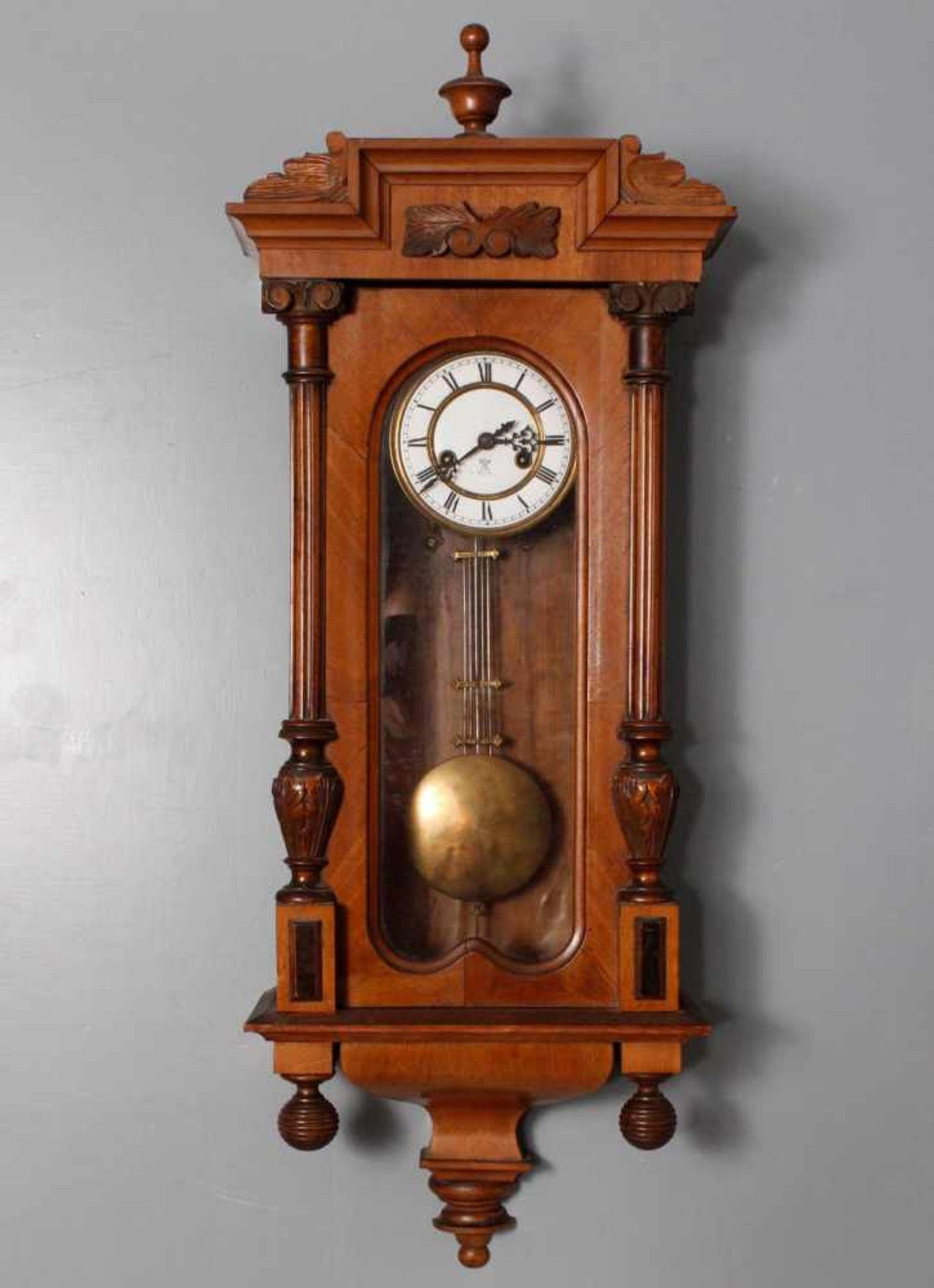 Gründerzeitregulator um 1900, auf dem Uhrwerk gemarkt SilesiaNussbaumgehäuse mit geschnitzten