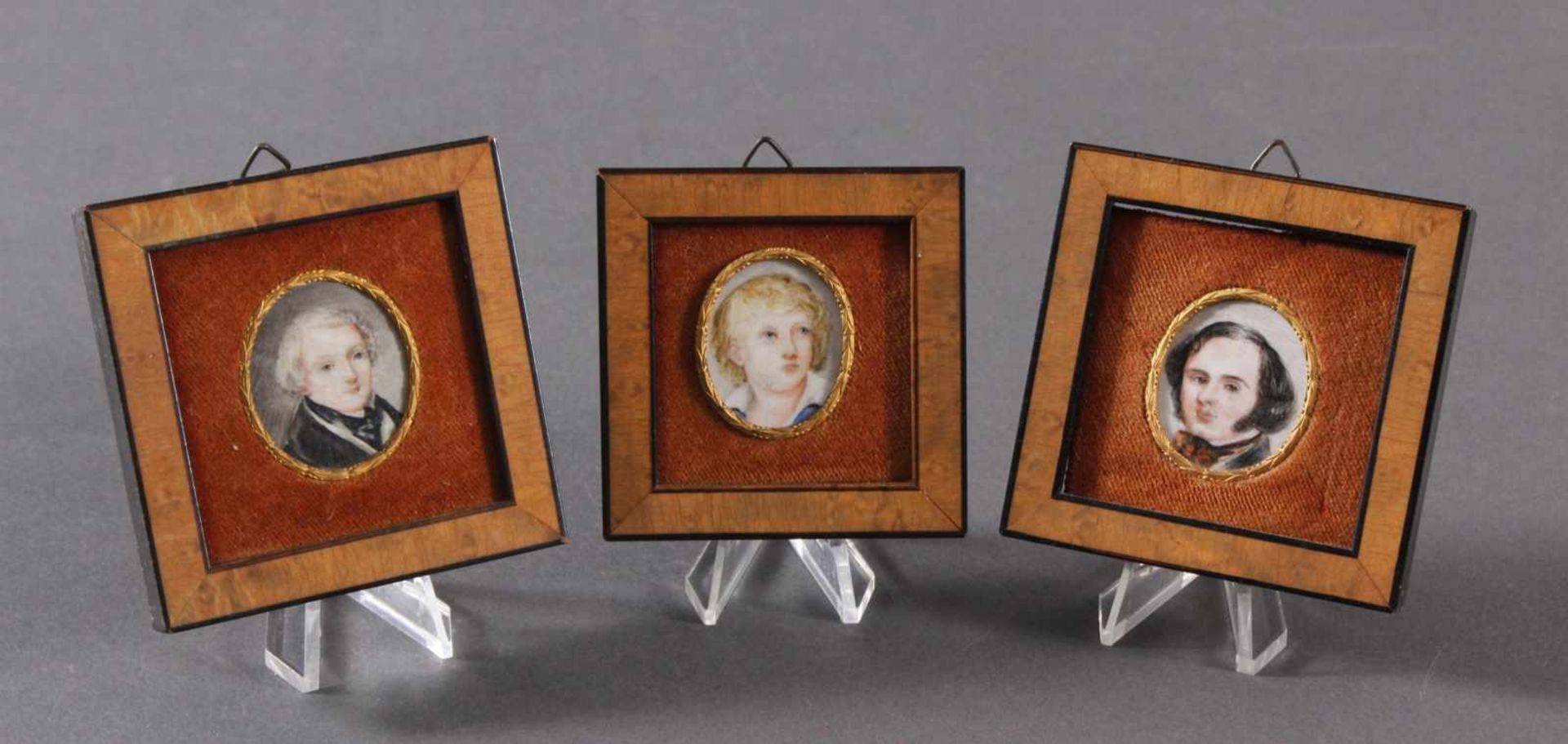 Drei Miniaturen-Porträts des 19. JahrhundertsHerrenporträts, Öl auf Elfenbein, unsigniert, ca. 3,5 x