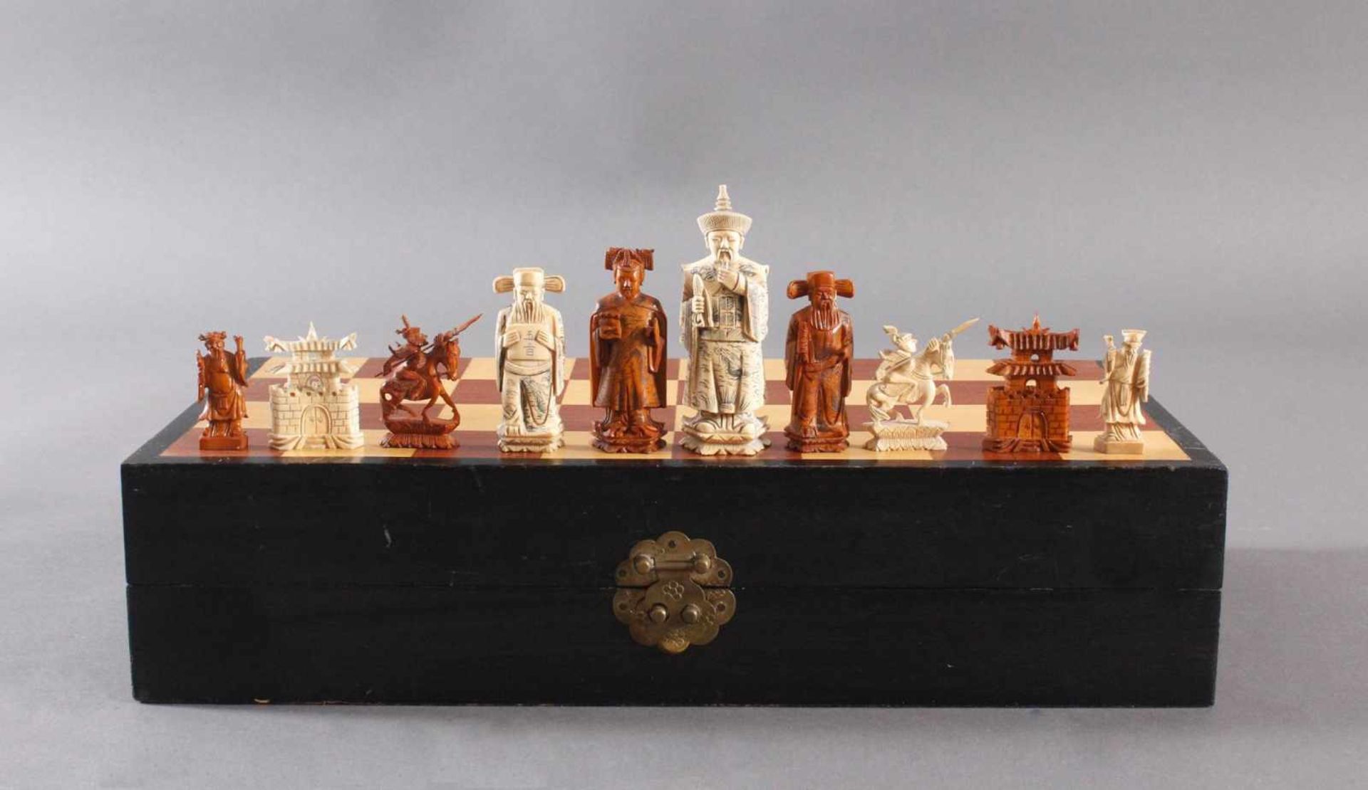Schachspiel, China, 20. Jahrhundert32 Schachfiguren aus Elfenbein, teils eingefärbt, in Ritz- - Image 4 of 9