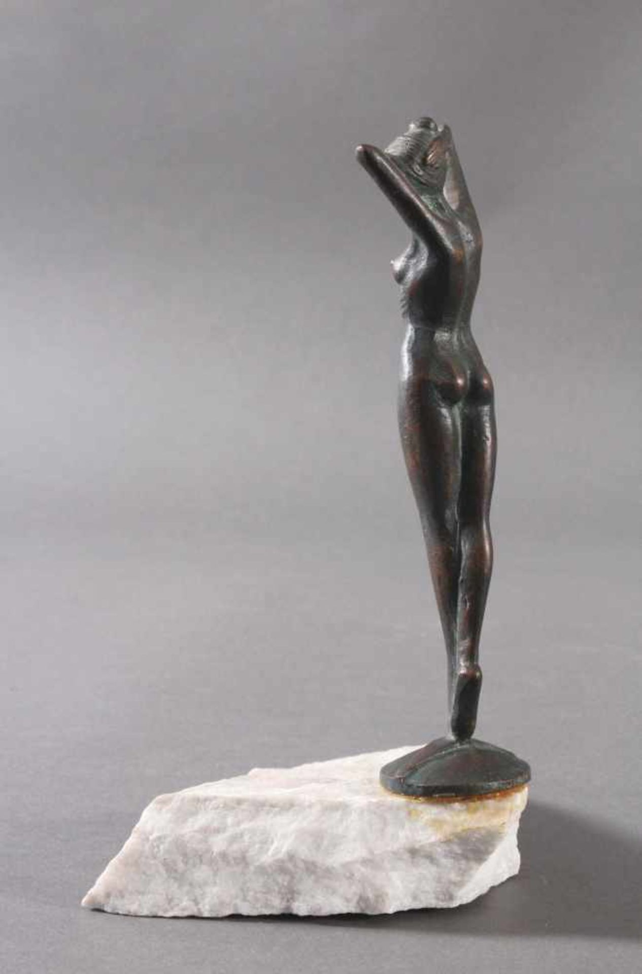 Guido Mariani (1950), tänzerischer AktBronzefigur auf rundem Sockel, im Sockel signiert. Auf Stein - Bild 3 aus 6