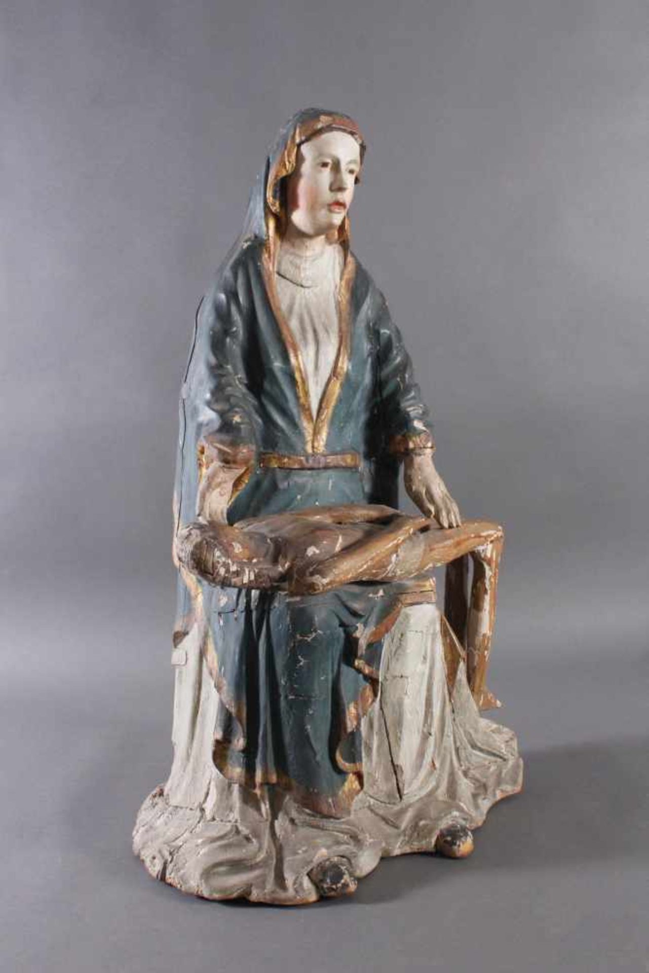 Pieta. 17./18. JahrhundertGroße, schwerer Holzfigur, aus dem Vollholz (wohl Lindenholz) - Bild 2 aus 12