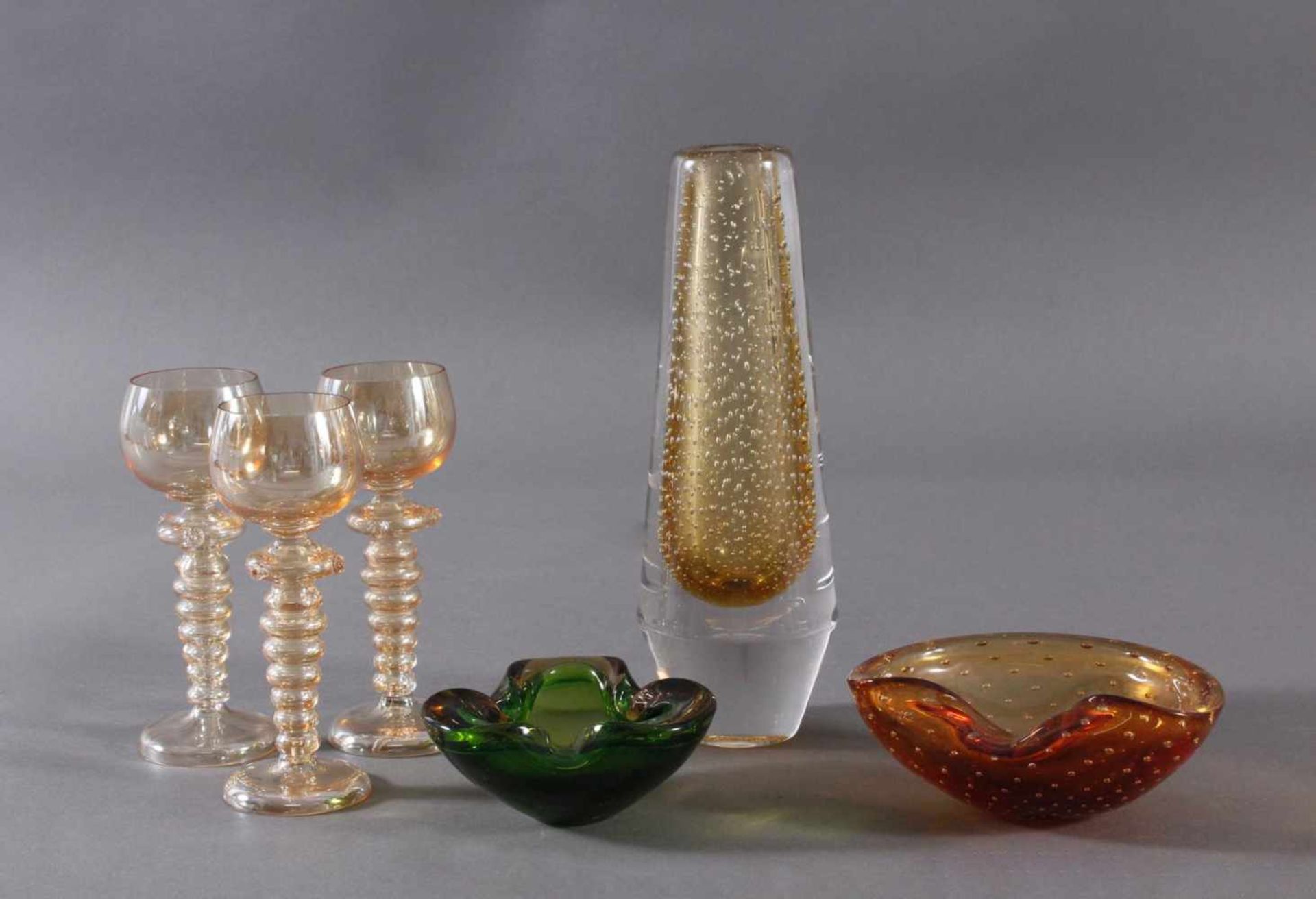 Gläser Konvolut, 6-teiligMurano Vase, ca. 29 cm und Aschenbecher, teils mit Lufteinschlüssen. 3