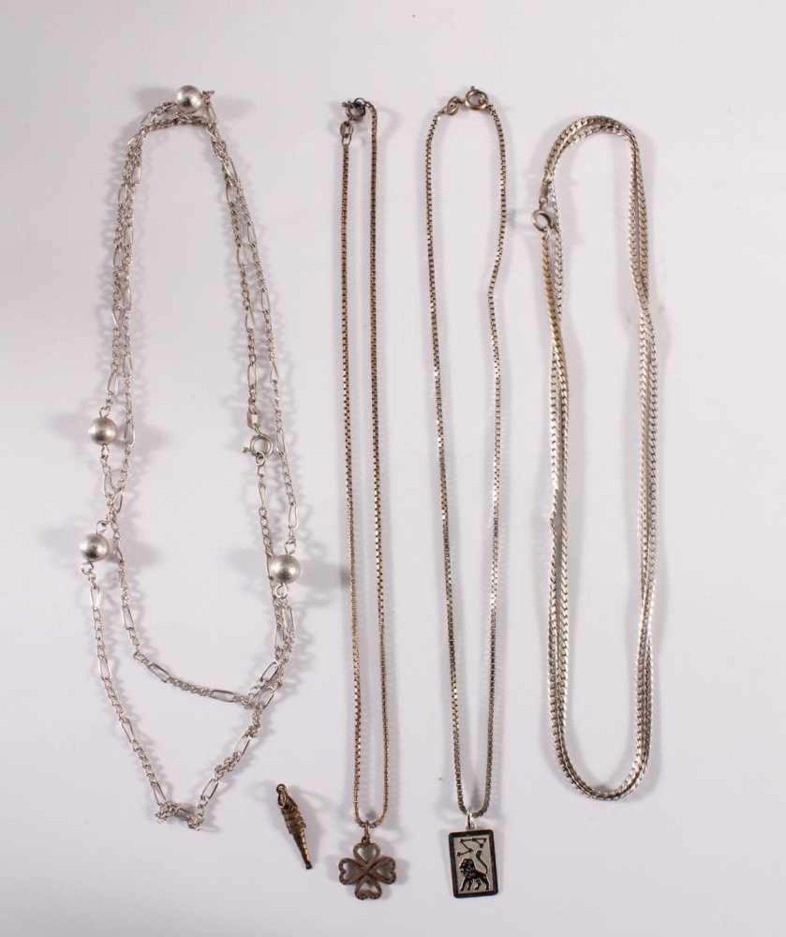 Konvolut Silberschmuck1 Halskette mit Sternzeichenanhänger Löwe, 1 Halskette aus Gliedern und
