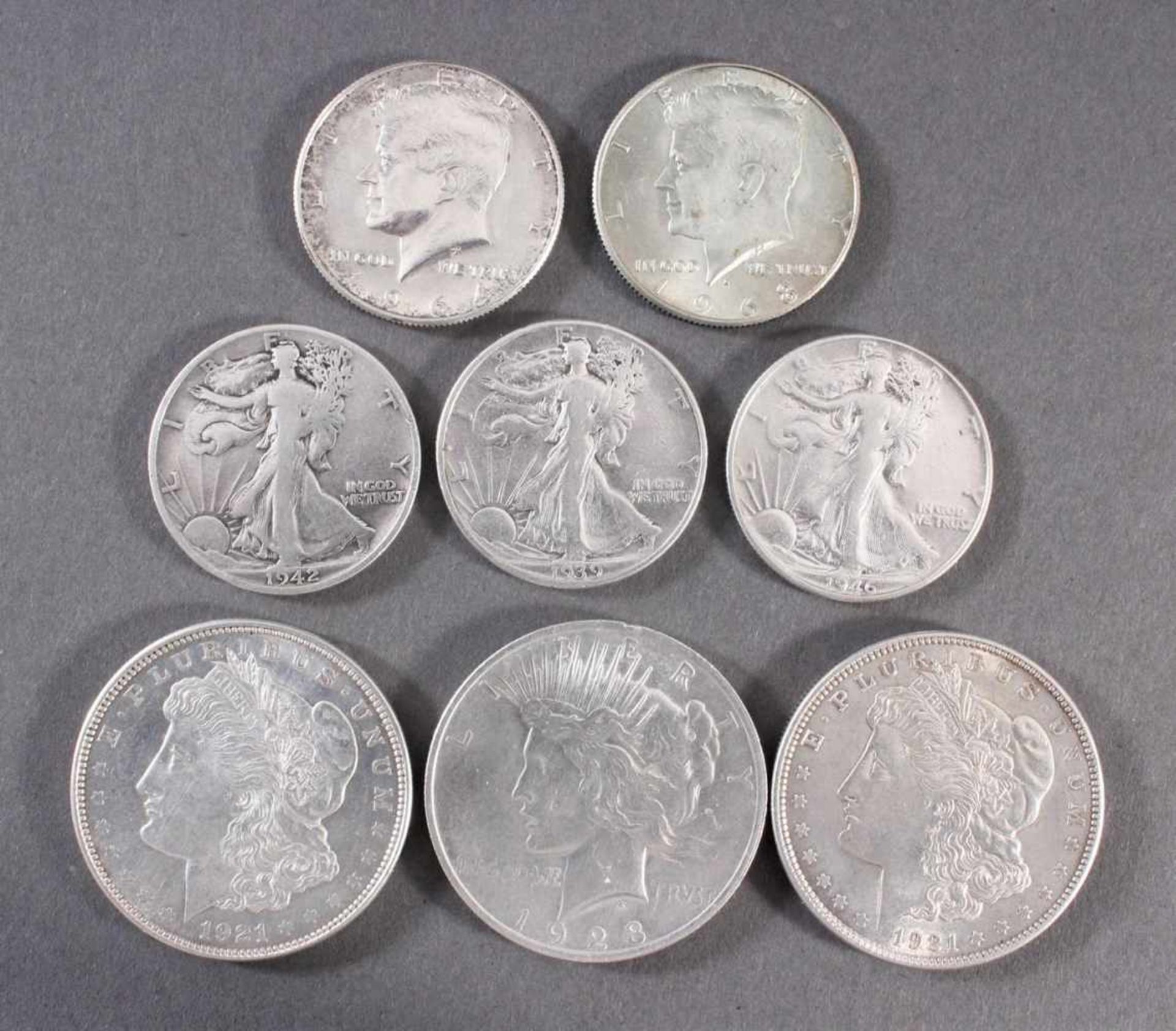 USA, kleine Münzsammlung2x 1 Liberty Dollar von 1921 und 1x 1928. 5x half Dollar 1939, 1942, 1946,