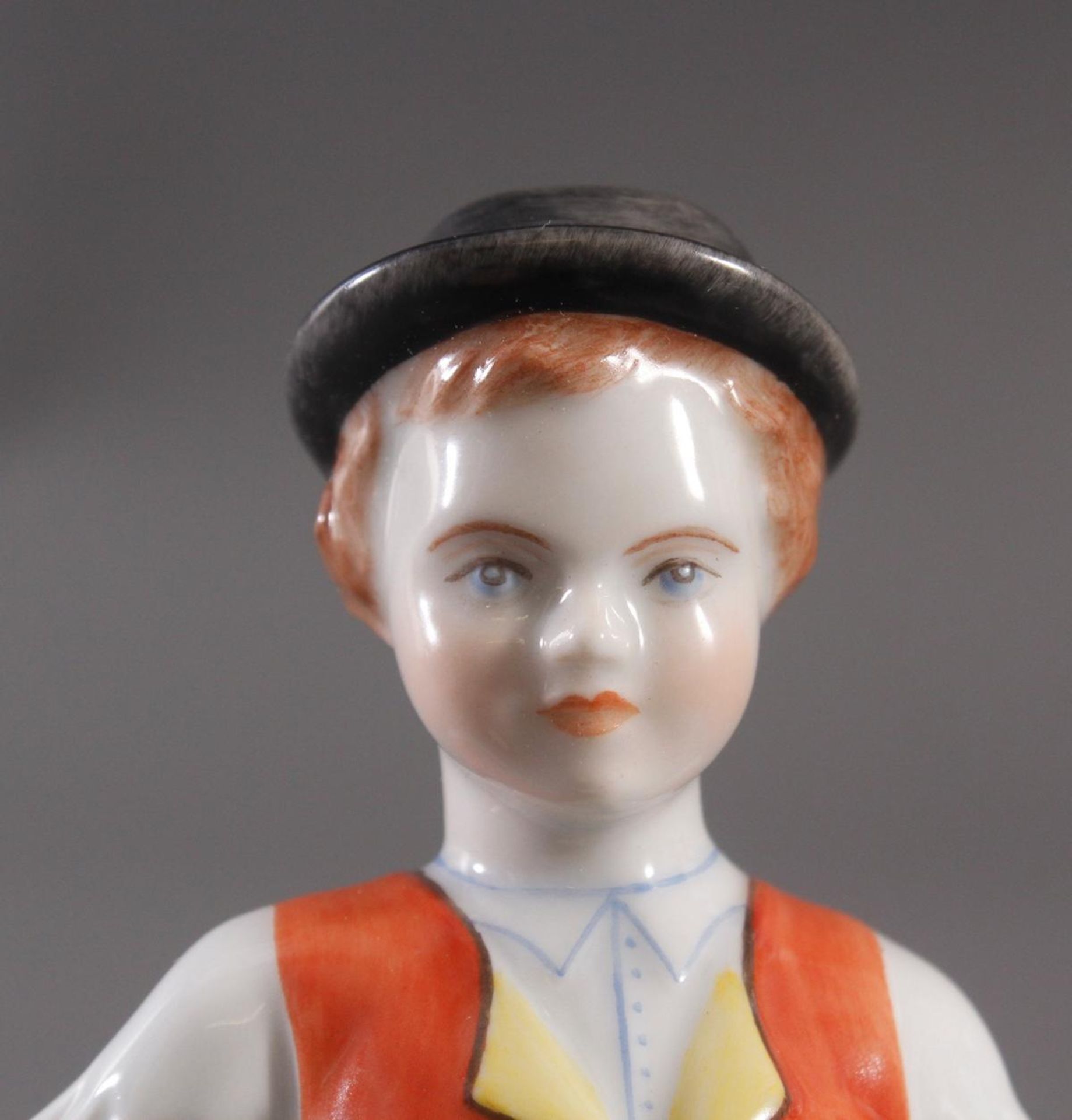 Herend-Figur, Ungarn, "Trachten Junge mit Axt"Porzellan, polychrom bemalt, Unterseite mit - Image 3 of 5