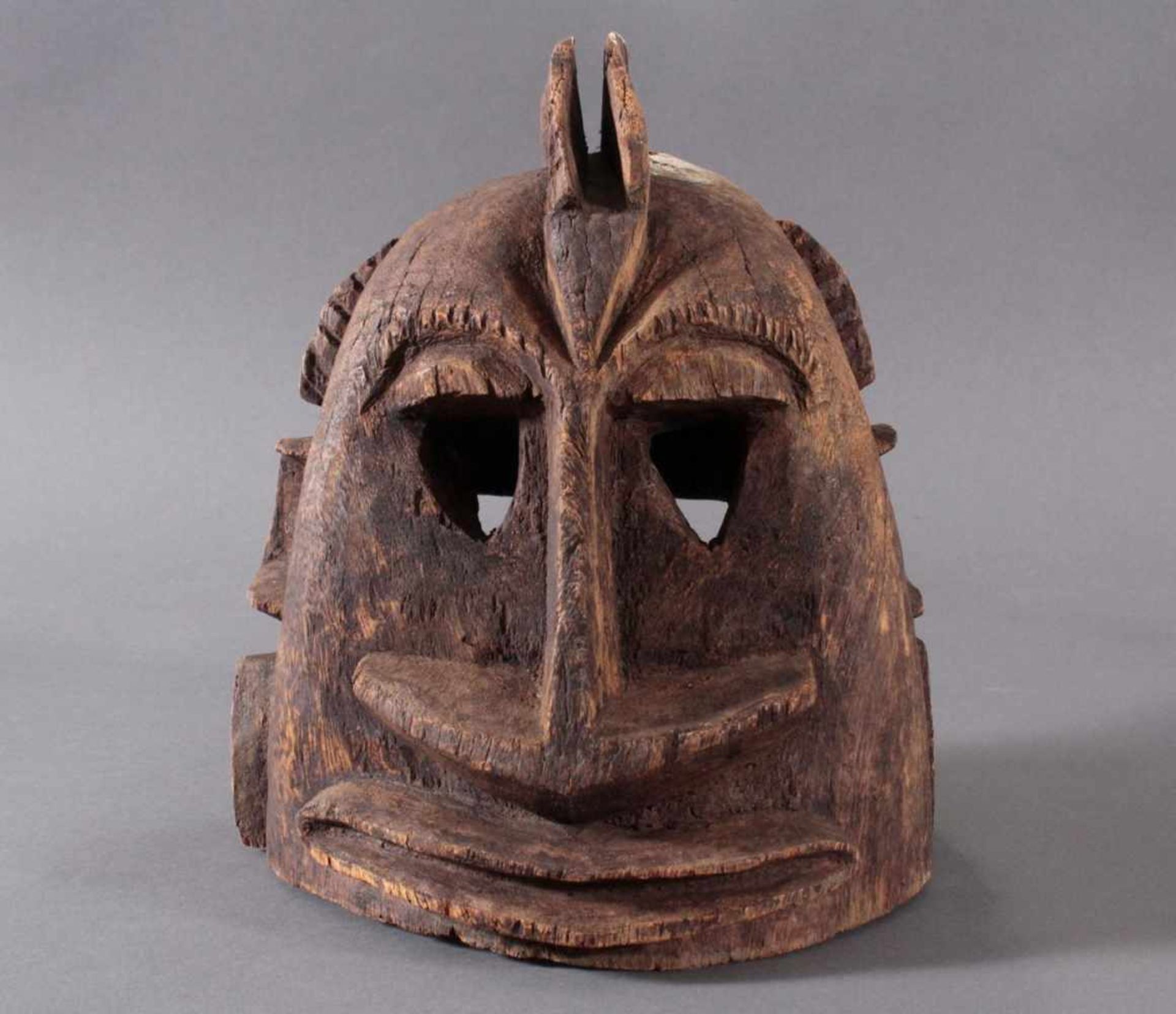 Antike Helmmaske der Dogon, Mali, 1. Hälfte 20. Jh.Aus Vollholz geschnitzt, ca. 29 x 25 x 24 cm, 2,5