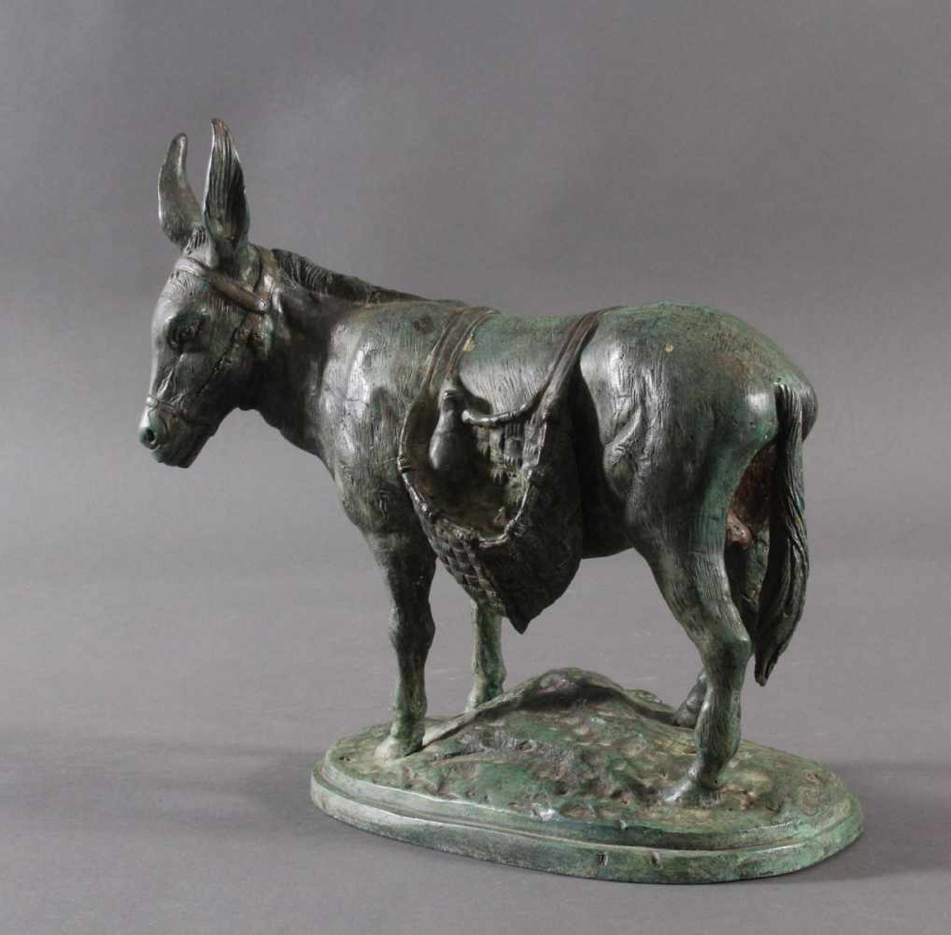 Stehender Bronze-EselNaturalistisch ausgeführte Darstellung eines Esels mit Lasten-Körben, auf - Bild 2 aus 5
